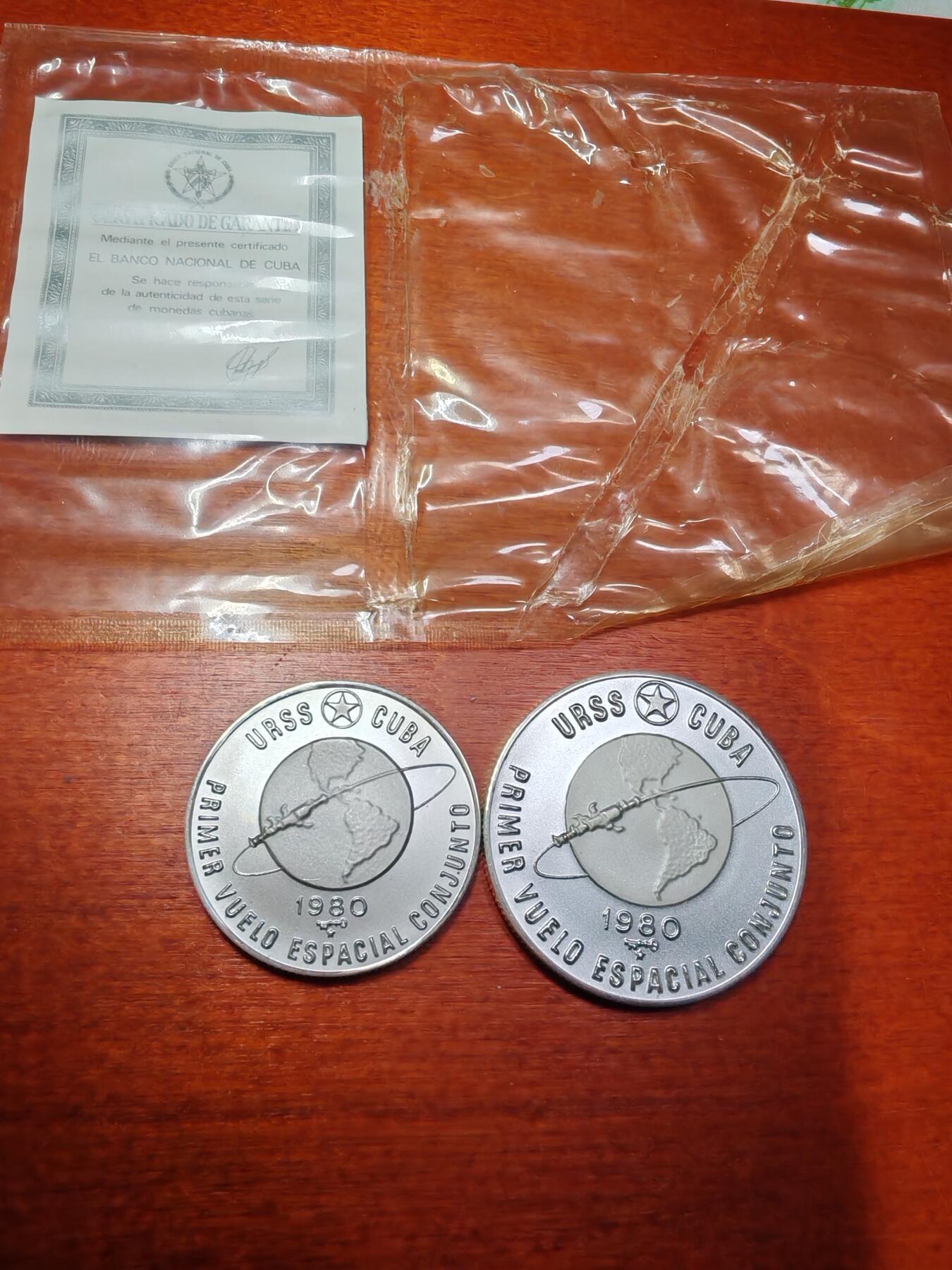 长老汇蛇年精选第八十八场拍卖 1980古巴首次古巴苏联太空飞行5比索+10比索银币两枚，30克999银，原证书，1万套