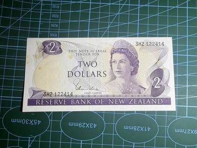 【炜奕收藏】，第五十四期，本场佣金已改，请大家注意 - 新西兰2元，品相如图，有黄斑