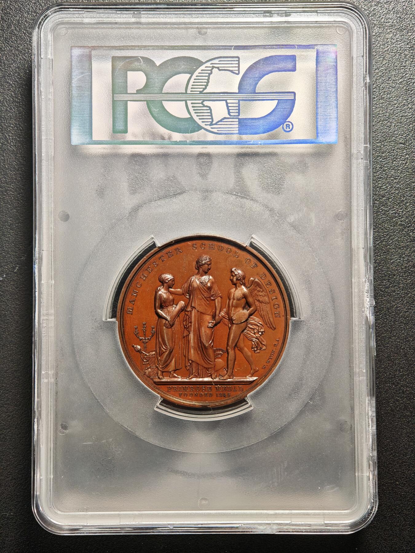 【德藏】世界币章拍卖第159期(元旦专场拍卖) 1848年 英国曼彻斯特设计学院铜奖章，直径50毫米，发行量260枚，PCGS UNC 正面是文艺复兴三杰之一的拉斐尔头戴帽、留长发的右侧面半身像，背面是三位古典人物雕像-天使和女神的形象。雕刻精美，是雕刻大师威廉·怀恩（W.Wyon.R.A）的精心之作，超高浮雕，特别精制版，巧克力包浆，醇厚光泽，稀有品种