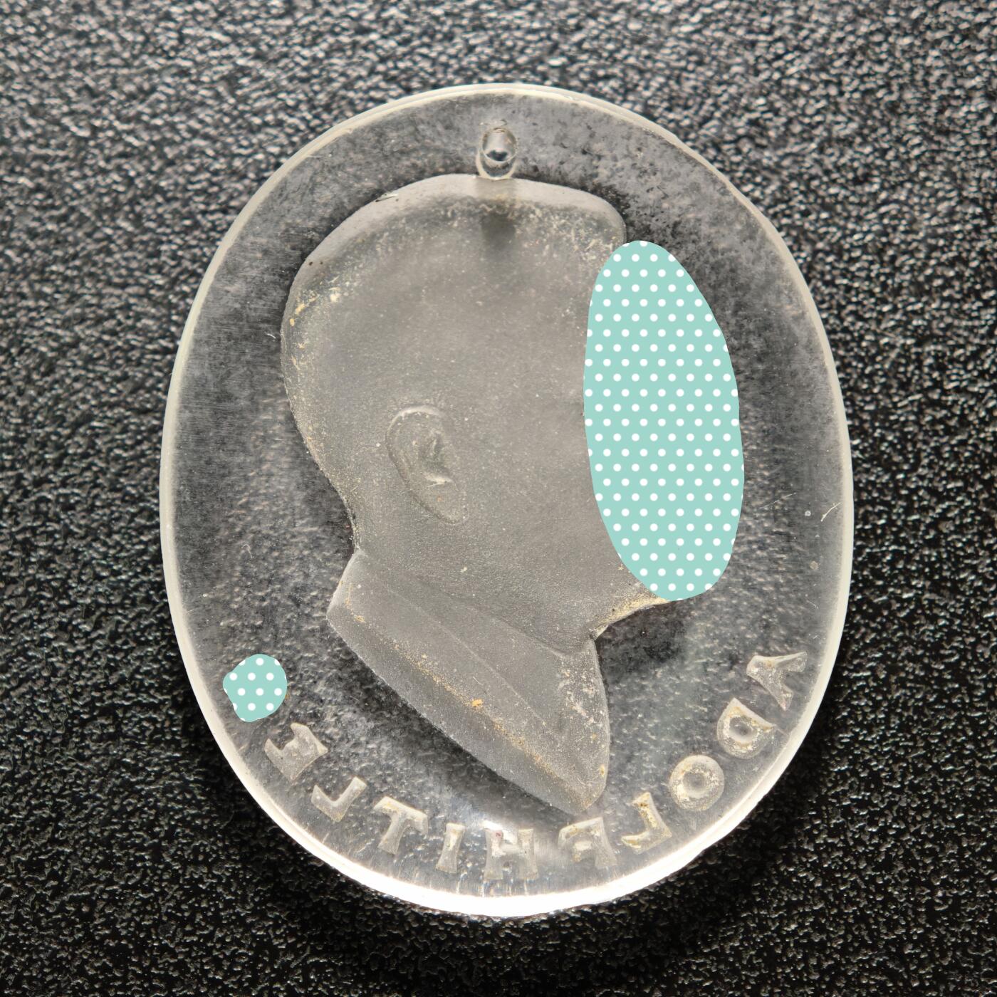 【德藏】世界币章拍卖第159期(元旦专场拍卖) 1933-45年 德国民族社会主义工人党党首玻璃纪念章 直径约：29.9mm×36.2mm；重约：6.2g（原图请联系客服） 