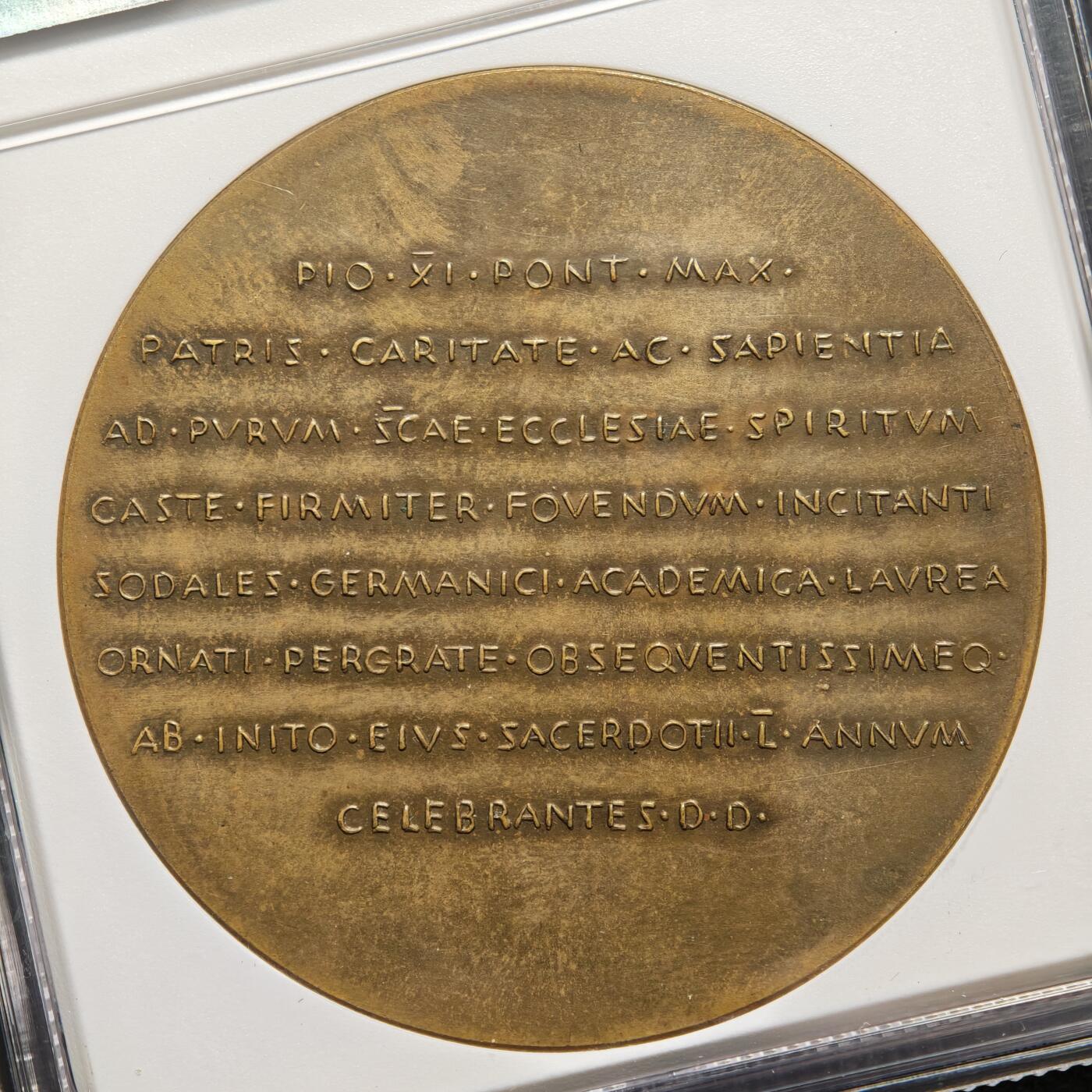 【德藏】世界币章拍卖第159期(元旦专场拍卖) 1929年 梵蒂冈庇护十一世受神职五十周年高浮雕纪念铜章 NGC MS63BN 人物刻画传神 包浆温润