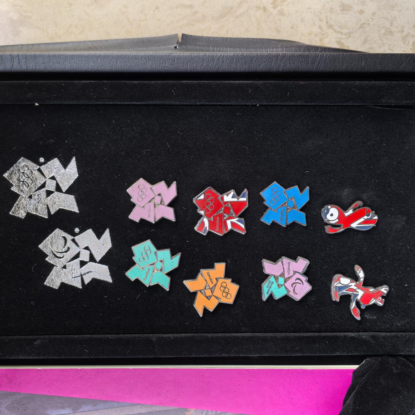 道一币馆币章第一百六十场 盒证 英国伦敦2012年30枚奥运会邮票、10枚纪念徽章，29枚59便士纪念币大全套 底部有点脱胶