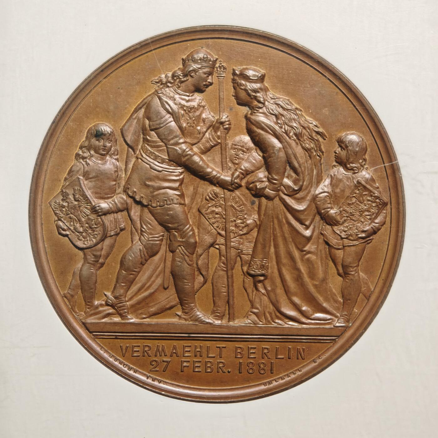 【德藏】世界币章拍卖第159期(元旦专场拍卖) 1881年 德国普鲁士威廉二世与维多利亚公主结婚纪念大铜章，直径53.5毫米，NGC MS63BN 少见长方形评级大盒。正面是新婚夫妇被儿童围绕着，背面是皇冠下的两人相互对视的半身肖像。古典风格，十分精美，品相完好，少见品种。NGC评级老盒子，有一定的纪念意义