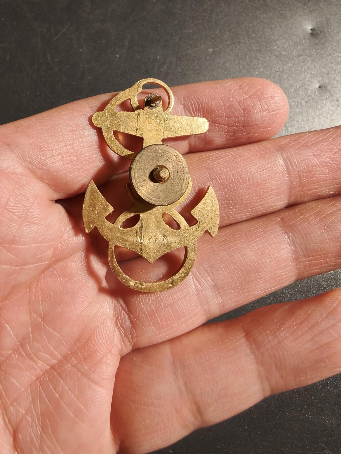 老王徽章第172期 美国海军少尉候补军官帽徽    