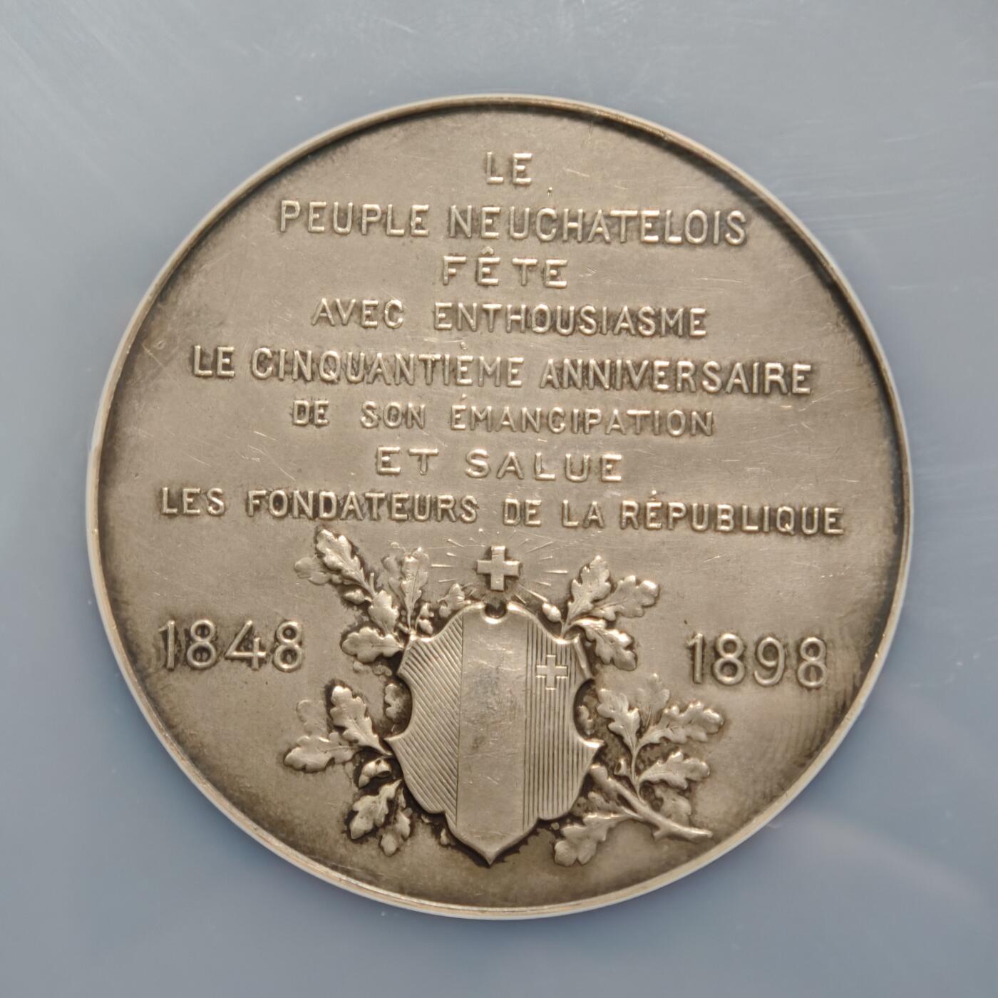 【德藏】世界币章拍卖第159期(元旦专场拍卖) 1898年 瑞士纳沙泰尔加入联邦50周年48mm纪念大银章 NGC MS61 重约45克 正面是纳沙泰尔人民欢庆加入联邦50周年的场景，背面是1848年和1898年的双年份。雕刻精美，包浆自然，品相完好