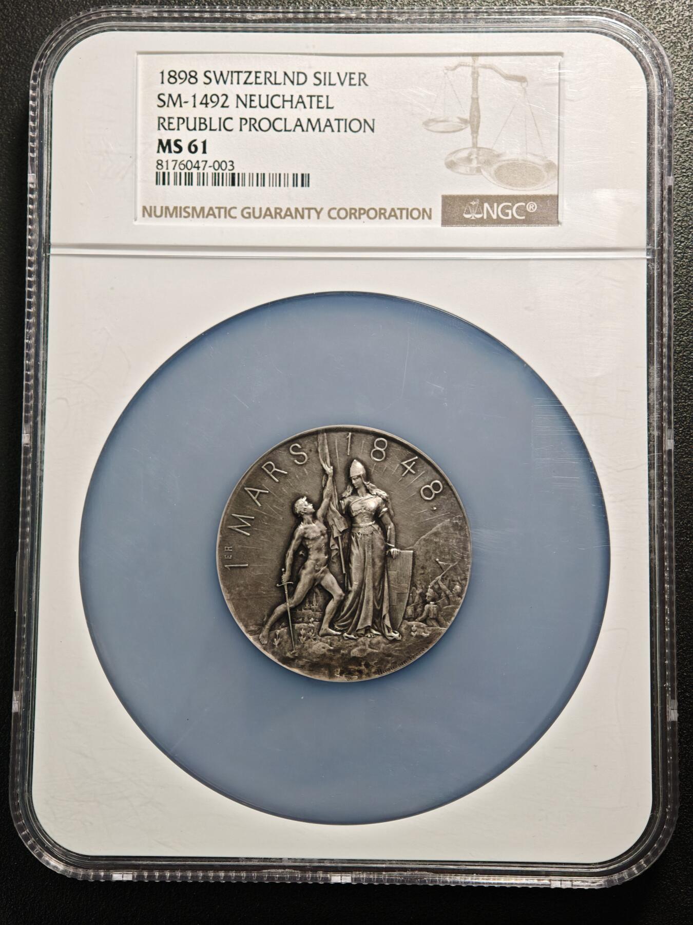 【德藏】世界币章拍卖第159期(元旦专场拍卖) 1898年 瑞士纳沙泰尔加入联邦50周年48mm纪念大银章 NGC MS61 重约45克 正面是纳沙泰尔人民欢庆加入联邦50周年的场景，背面是1848年和1898年的双年份。雕刻精美，包浆自然，品相完好