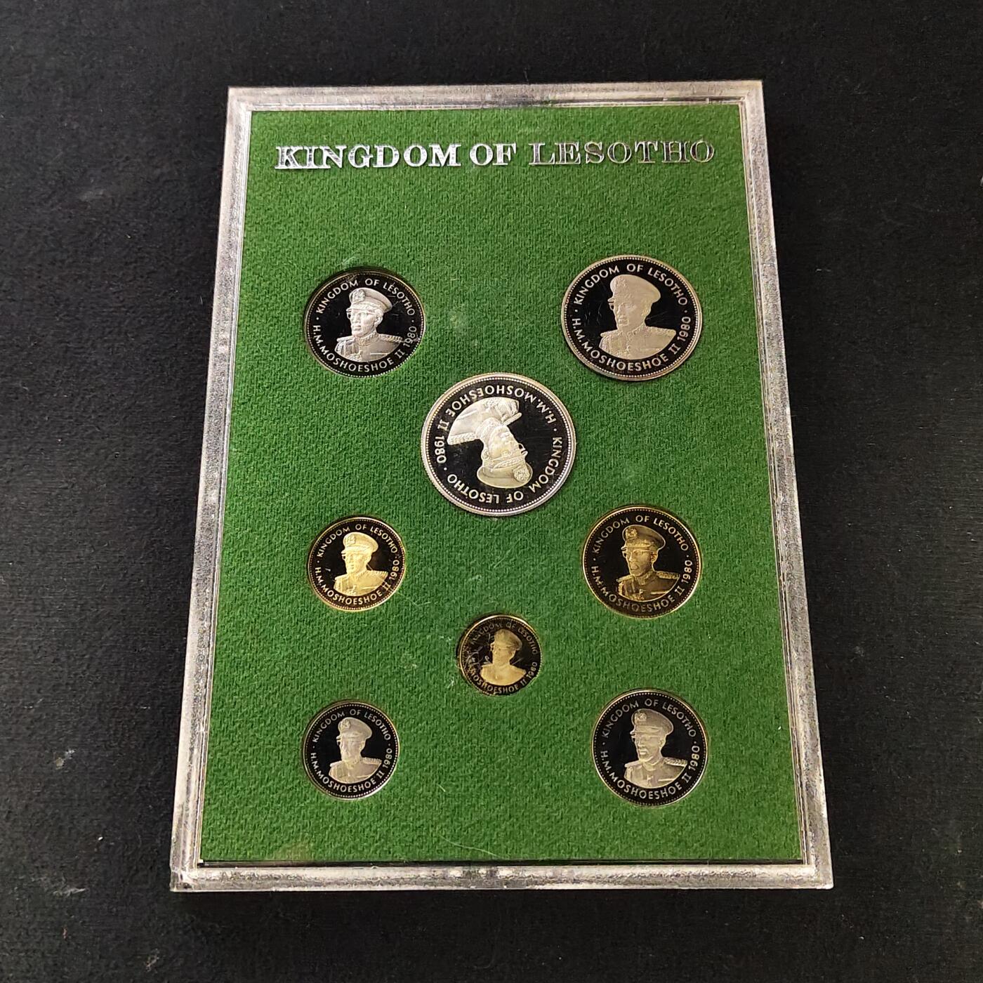 【全场包邮】纯粹捡漏拍491场（免费代拍第28场） 莱索托1980年官方发行皇家厂经典信封装精制套币-含莫舒舒一世纪念碑（12克）精制纪念银币-PS11