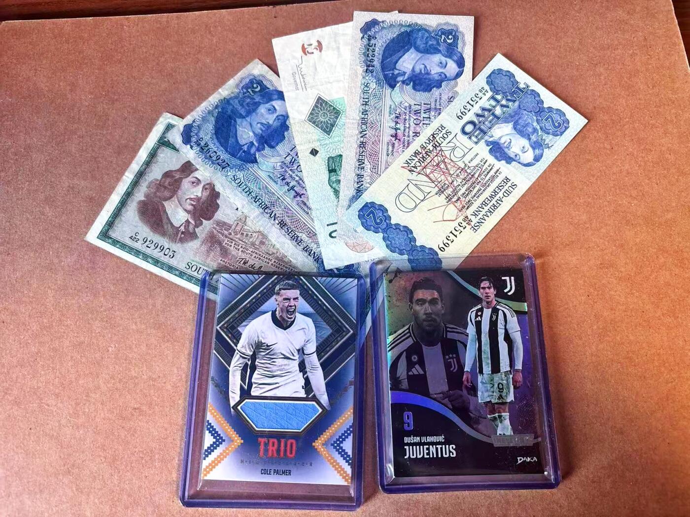 【Blue Auction】世界纸币精拍第769期——18级TOP拍卖/信誉/品质/专业/高效💫 【一组7张】南非不同版本2-10兰特 品相如图&Futera2025年18/20编 曼城帕尔默亲穿球衣物料球星卡厚卡&DAKA 2025年 尤文图斯 弗拉霍维奇 64/99编 银折厚卡 