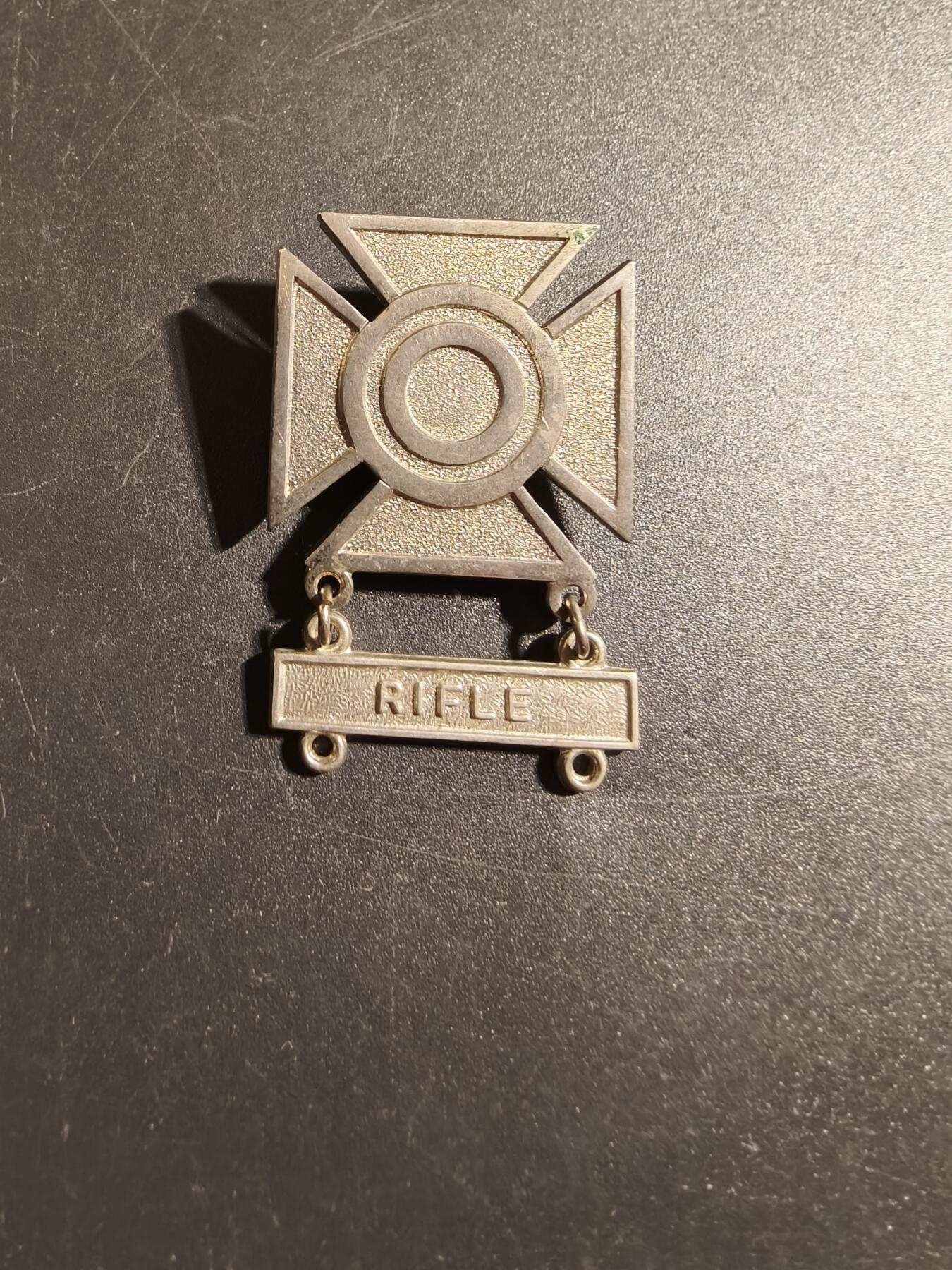 老王徽章第172期 美国陆军神射手技能章     步枪勋条    带厂标    二战时期横针版