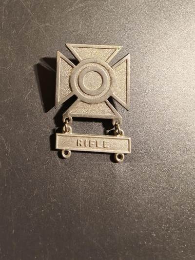 老王徽章第172期 - 美国陆军神射手技能章     步枪勋条    带厂标    二战时期横针版