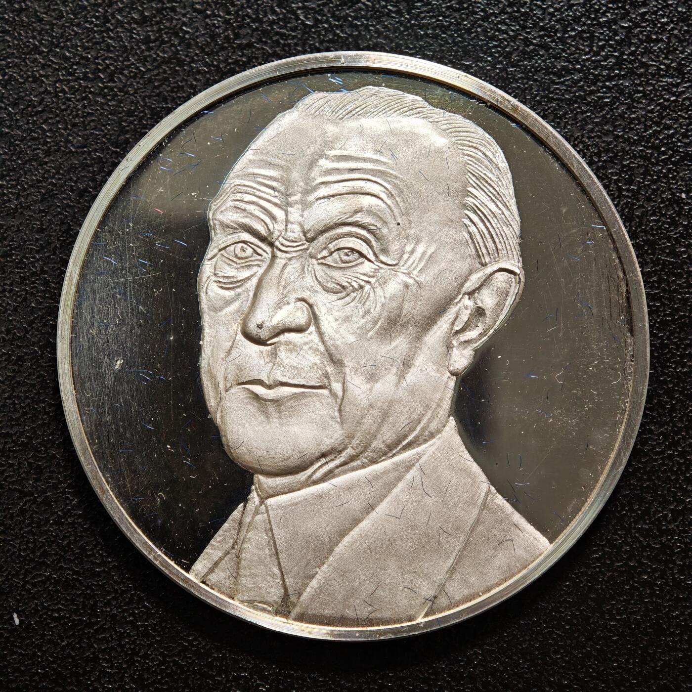 【德藏】世界币章拍卖第159期(元旦专场拍卖) 1967年 德国西德首任总理康拉德·阿登纳精制纪念银章 直径约：40.1mm；重约：23.9g 原盒 带说明卡