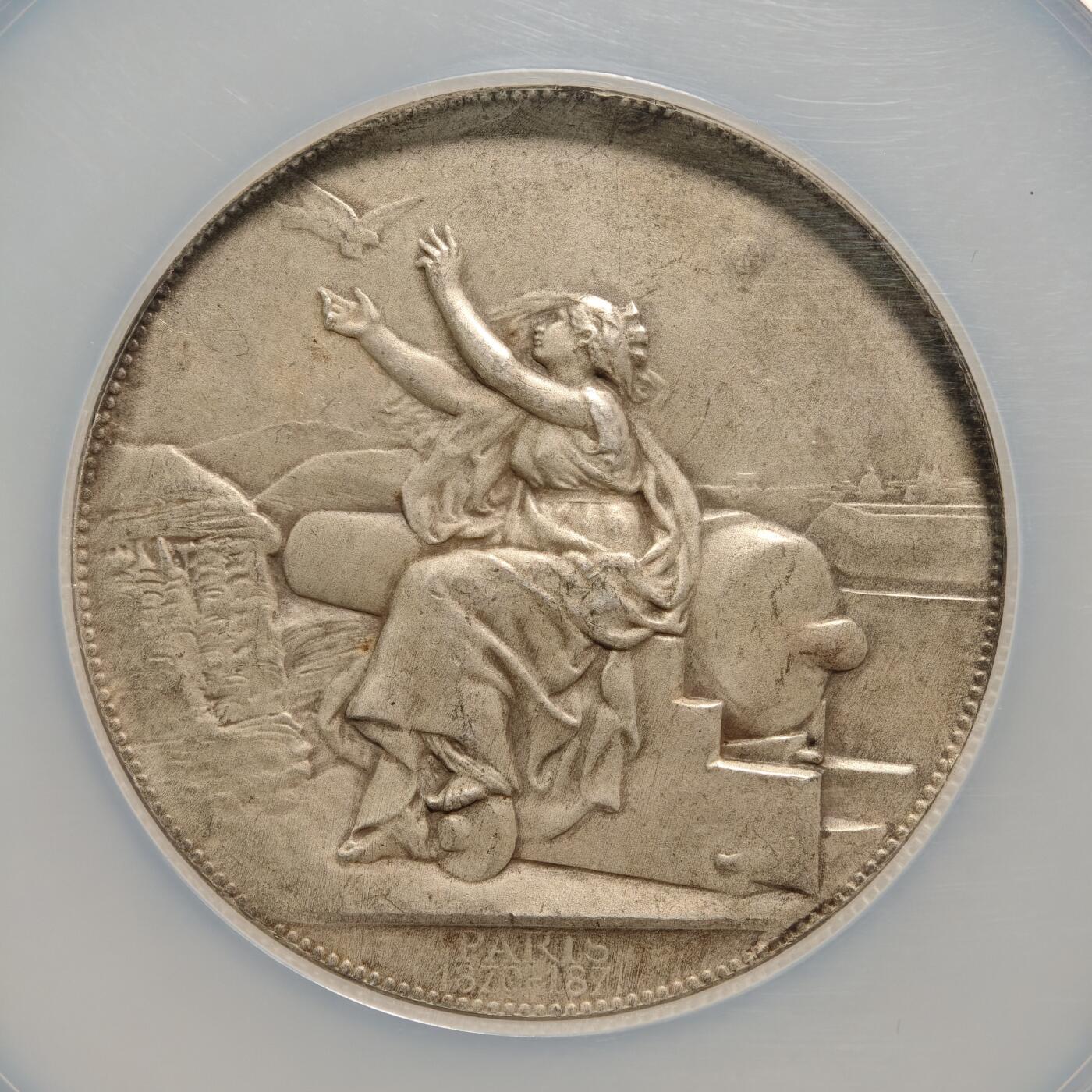 【德藏】世界币章拍卖第159期(元旦专场拍卖) 1871年 法国巴黎航空通讯纪念大银章，直径63毫米，NGC MS62 正面是巴黎女神坐在城墙的大炮旁正在放飞信鸽，背景有巴黎城市景观，空中还有热气球，象征着巴黎在围困期间利用信鸽和热气球传递信息。背面是飞翔的和平鸽以及花环、月桂叶环绕的鸽子笼，象征着巴黎城在普法战争期间被普鲁士围困。此银章发行量少，属稀有版别