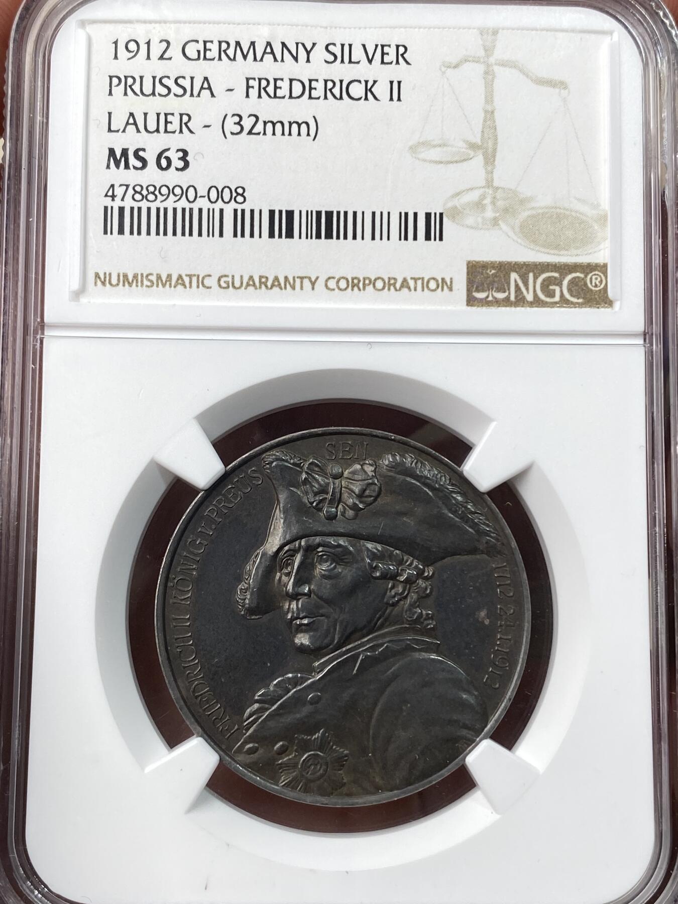 万国钱币拍卖第058期（万国新年大拍） NGC MS63 1912年德国腓特烈大帝诞辰200周年银章 少见品种德系巅峰工艺 紫罗兰渐变玫瑰红彩包浆 高浮雕镜面喷砂 990近纯银 正面腓特烈大帝戎装头戴三角帽佩戴普鲁士黑鹰勋章 背面德意志雄鹰站在海上的巨石上孤傲昂首 铭文伟大的国王之魂