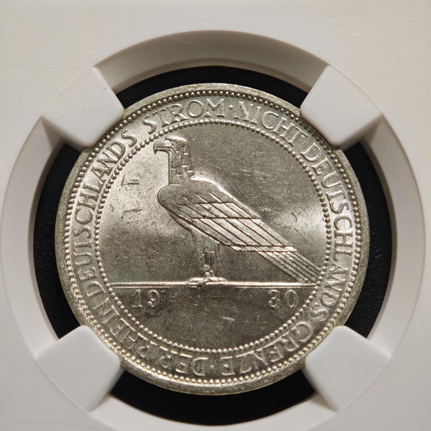 【德藏】世界币章拍卖第159期(元旦专场拍卖) 1930年 德国魏玛共和国莱茵兰非军事化纪念鹰桥3马克银币 NGC MS61 原光十足 币面文字“DER RHEINDEUTSCHLANDS STROM NICHT DEUTSCHLANDS GRENZE”意为“莱茵河是德国的河流，而非德国的边界”，呼应《凡尔赛和约》中莱茵兰非军事化的条款，表达德国对该条款的不满与民族诉求