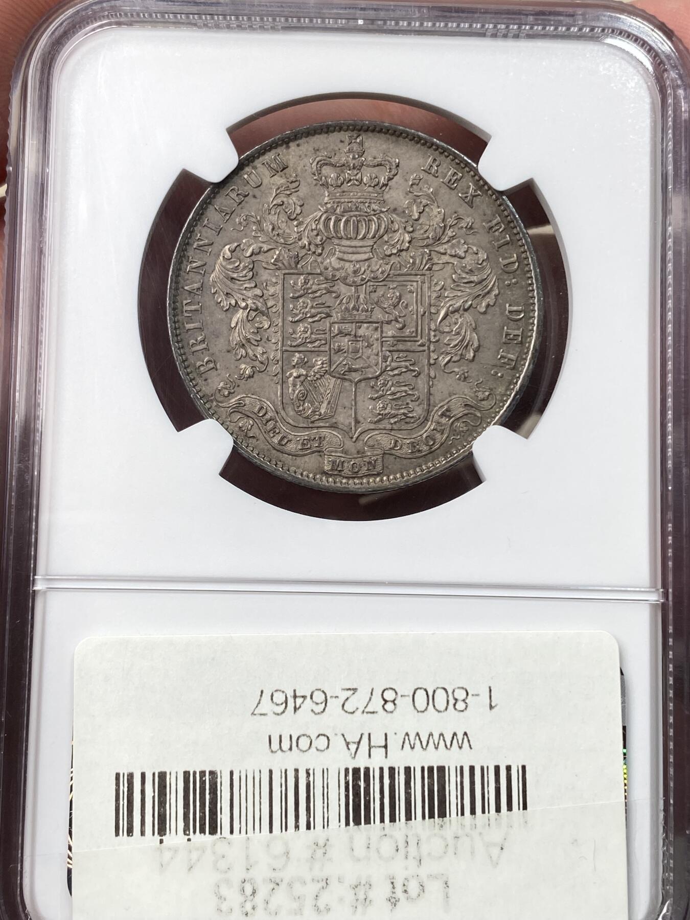 万国钱币拍卖第058期（万国新年大拍） NGC MS64 1825年英国乔治四世半克朗银币 与1826精制克朗相同的设计 依旧华丽的摄政风格 64级别已是相当难得的存在 丝绸般的底板在紫罗兰渐变五彩的加持下令人赏心悦目 不容错过的顶级收藏品质