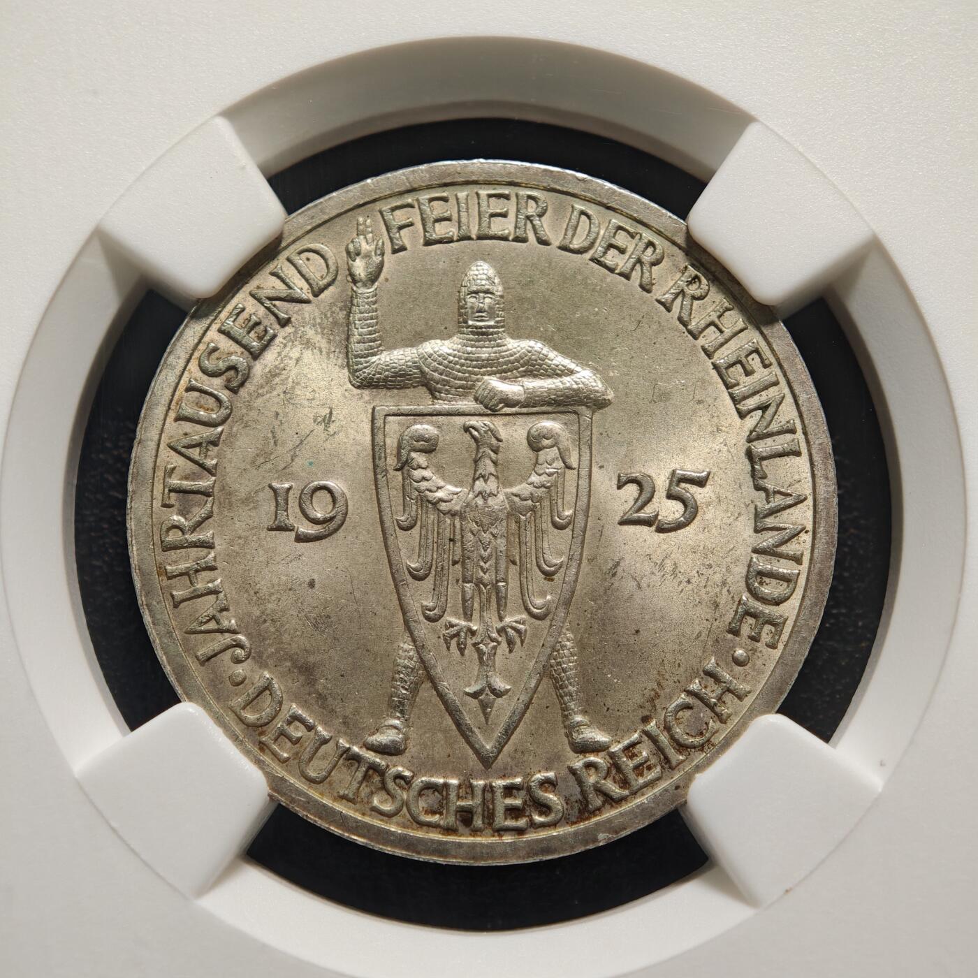 【德藏】世界币章拍卖第159期(元旦专场拍卖) 1925年 德国魏玛莱茵兰千年纪念3马克大银币 NGC MS63 淡黄油包浆 币面文字JAHRTAUSEND FEIER DER RHEINLANDE意为莱茵兰千年庆典，纪念莱茵兰地区纳入德意志文化圈/政治版图的千年历史（以公元925年亨利一世征服莱茵兰为节点）1925年正值魏玛共和国相对稳定的“黄金二十年代”初期，发行此币既是纪念地域历史，也有凝聚德意志民族认同的意图