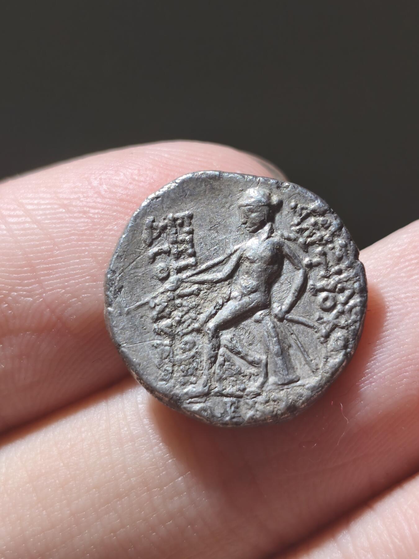 极美品！安条克六世太阳神式芒冠1德拉克马银币 大热品种 背面阿波罗座脐石像 底下写有塞琉古年 非常难得的一枚 希腊化叙利亚造币 质感极好