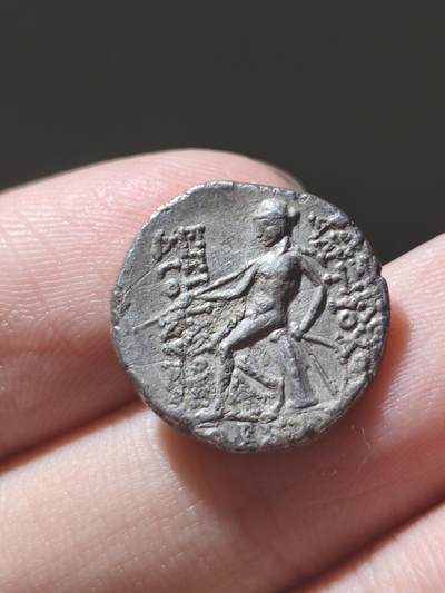 极美品！安条克六世太阳神式芒冠1德拉克马银币 大热品种 背面阿波罗座脐石像 底下写有塞琉古年 非常难得的一枚 希腊化叙利亚造币 质感极好