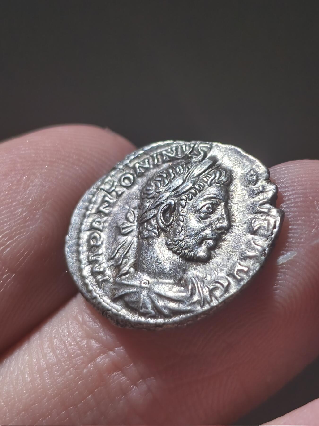 星盘世界钱币2026一月十日新年古典精品大拍 精彩纷呈 精品！古罗马 埃拉加巴路斯第纳尔银币 ，非常漂亮的品种，而且这一枚正面深的啊，胡须齐全，铭文，较为清晰，背面连女神的脸都能看得非常清楚十分难得。对于这种三世纪时期的钱币来讲，这个已经极其少见了