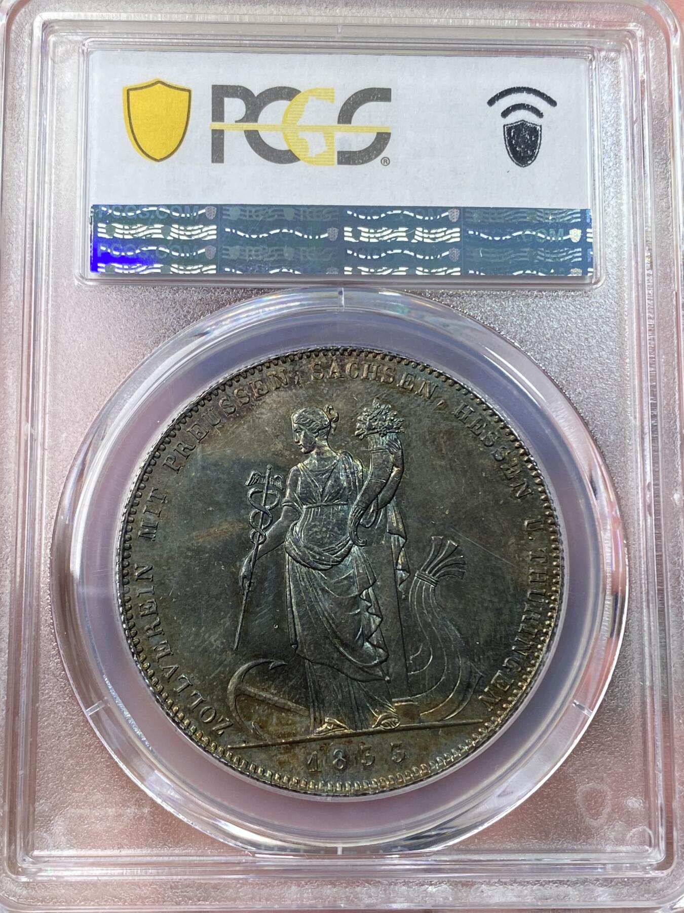 万国钱币拍卖第058期（万国新年大拍） PCGS MS64 1833巴伐利亚路德维希一世关税同盟历史大泰勒 在历史泰勒四枚关税同盟系列中好品最为罕见的品种 人格化的巴伐利亚女神着一席长袍 左手举丰饶角 右手持墨丘利权杖 寓意新的关税同盟带来贸易与财富 双面厚重油画五彩 顶级典藏品质