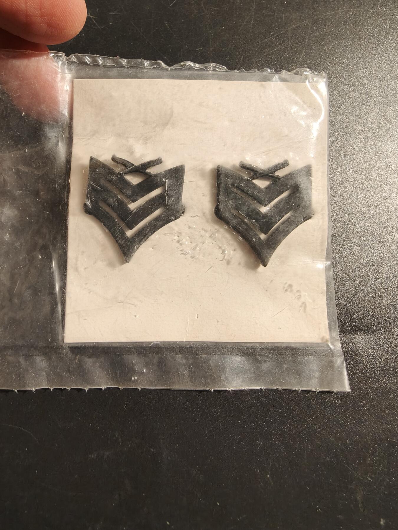 老王徽章第172期 美国海军陆战队低可视度中士V字金属军衔一组