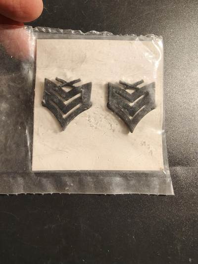 老王徽章第172期 - 美国海军陆战队低可视度中士V字金属军衔一组