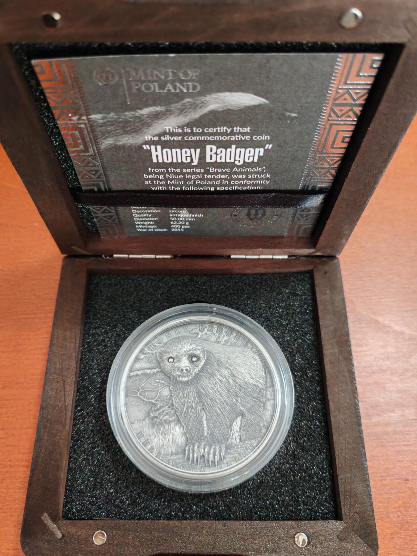 长老汇蛇年精选第八十八场拍卖 2015纽埃勇敢动物系列之蜜獾（平头哥）2元仿古高浮雕银币，眼睛镶嵌天然钻石，2盎司999银，盒证全，实木盒，400枚