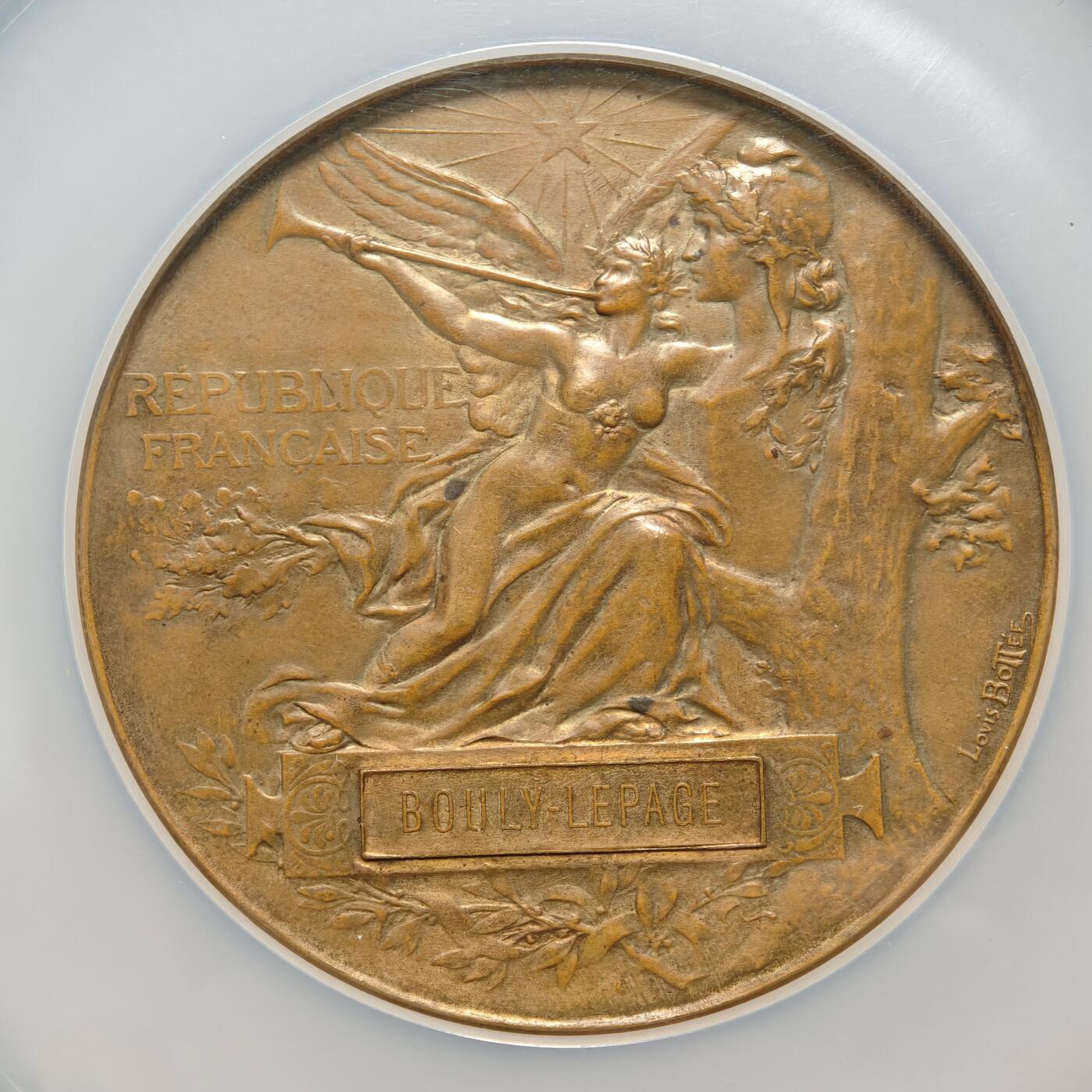 【德藏】世界币章拍卖第159期(元旦专场拍卖) 1889年 法国巴黎世博会女神约62mm纪念大铜章 NGC MS62BN 人物刻画传神 原味淡包浆 设计细节极其丰富