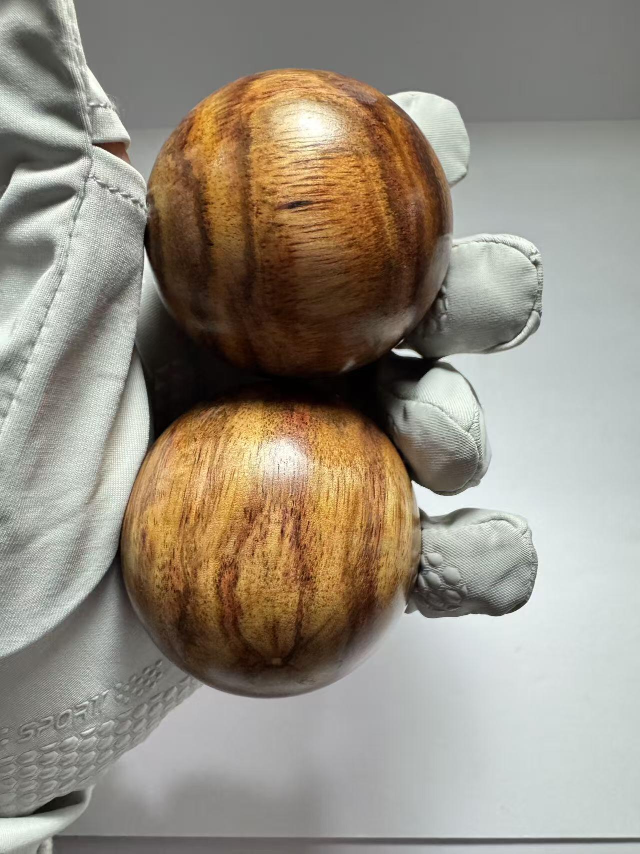 零元拍：  海南黄花梨大手球一对，尺寸：50MM
