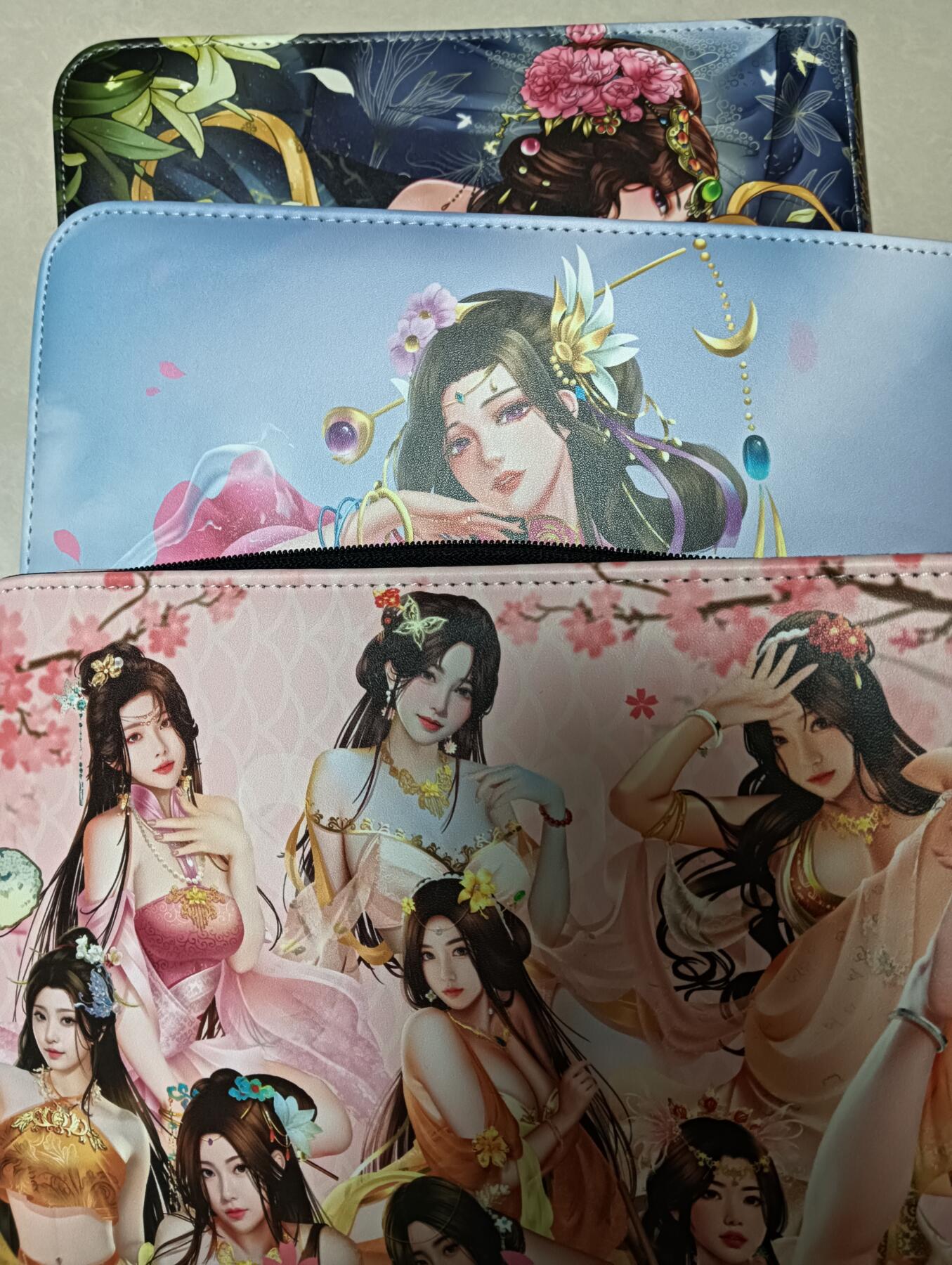 花开卡拍第53期（12月28号周日截拍，品控勿拍!!!拍品不寄存，运费5元，自制卡难免瑕疵，可能存在轻微撞角爆边等出厂瑕疵，品控介意勿拍！） 【新疆卡友勿拍】绘天阁卡册三本，红楼梦、妍华传、本草纲目各一本，加厚九宫拉链接驳拼接款卡册，卡册内皮是对应的艺术版图，默认九五新无明显瑕疵