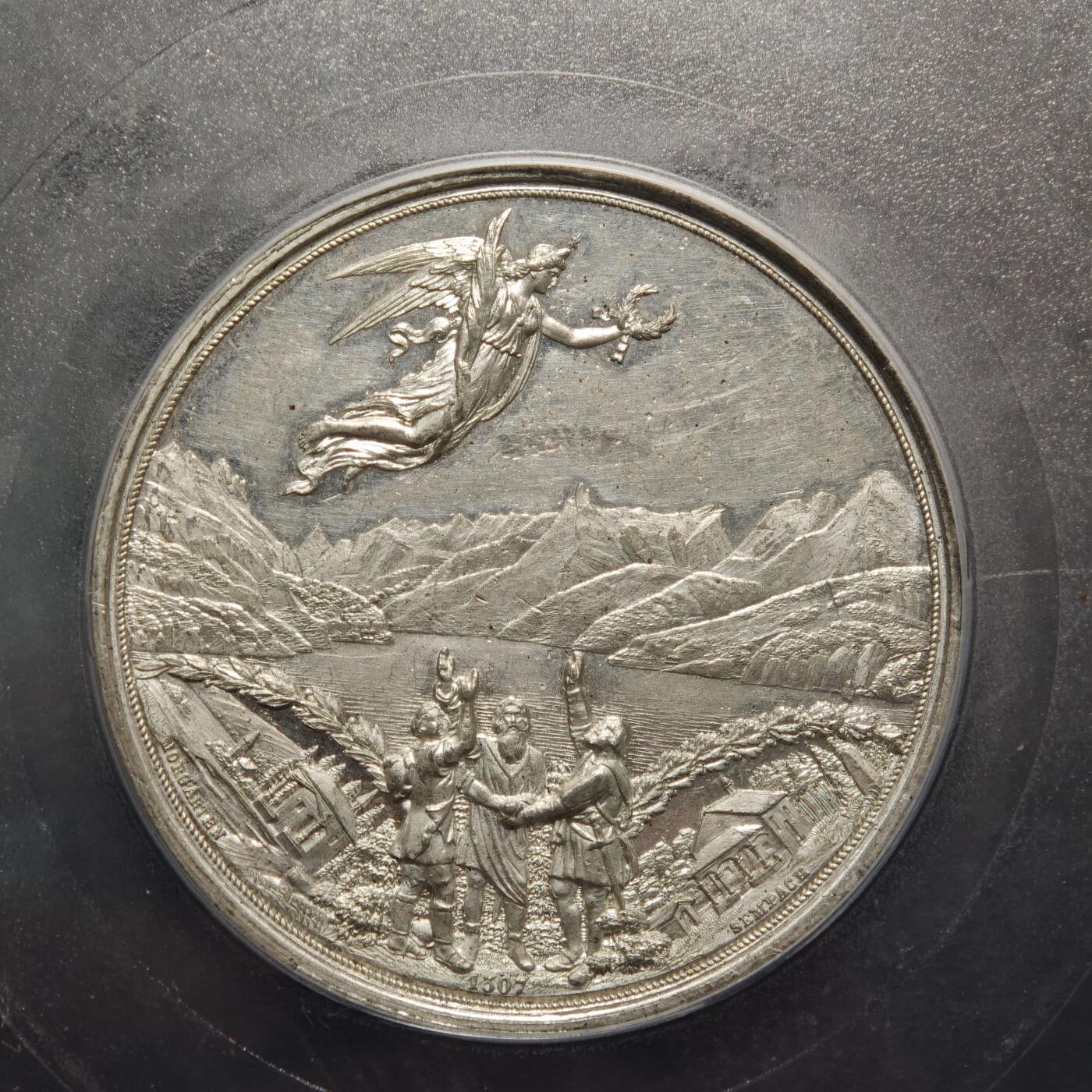 【德藏】世界币章拍卖第159期(元旦专场拍卖) 1891年 瑞士联邦成立600周年纪念合金大章，直径50毫米，PCGS SP62分 正面是瑞士联邦徽章和环绕的各州纹章，背面是手持棕榈枝、桂枝的天使祝贺和三个州代表结盟宣誓的场景以及湖泊房屋山景的图案。雕刻精美，品相完好，镜面效果