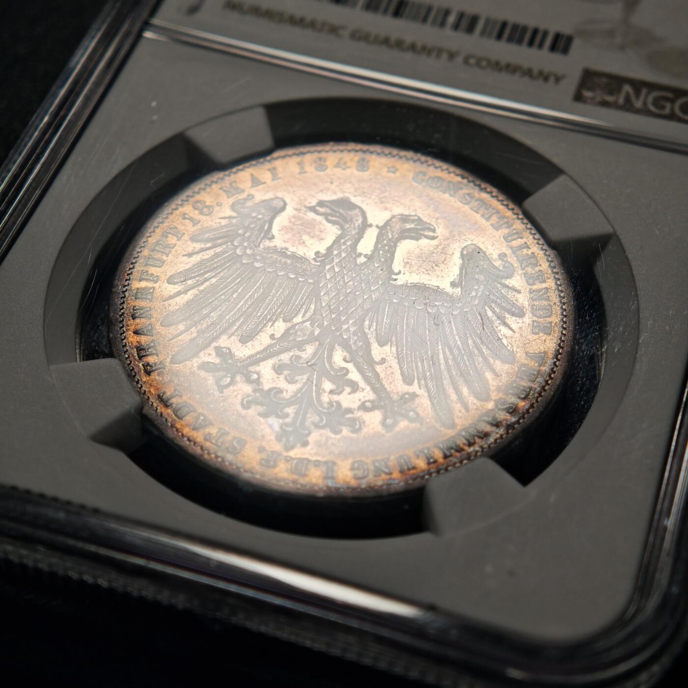 【德藏】世界币章拍卖第159期(元旦专场拍卖) 1848年 德国法兰克福国民议会约翰大公德意志帝国摄政纪念盾银币 NGC MS61 原味包浆 立体感极强 1848年欧洲革命浪潮中，德意志各邦在法兰克福召开国民议会（法兰克福制宪会议），试图推动德意志统一并建立立宪政体。1848年6月29日，议会选举奥地利的约翰大公为“德意志帝国摄政”，这枚银币正是为纪念此次选举及法兰克福制宪会议（1848年5月18日召开）所铸