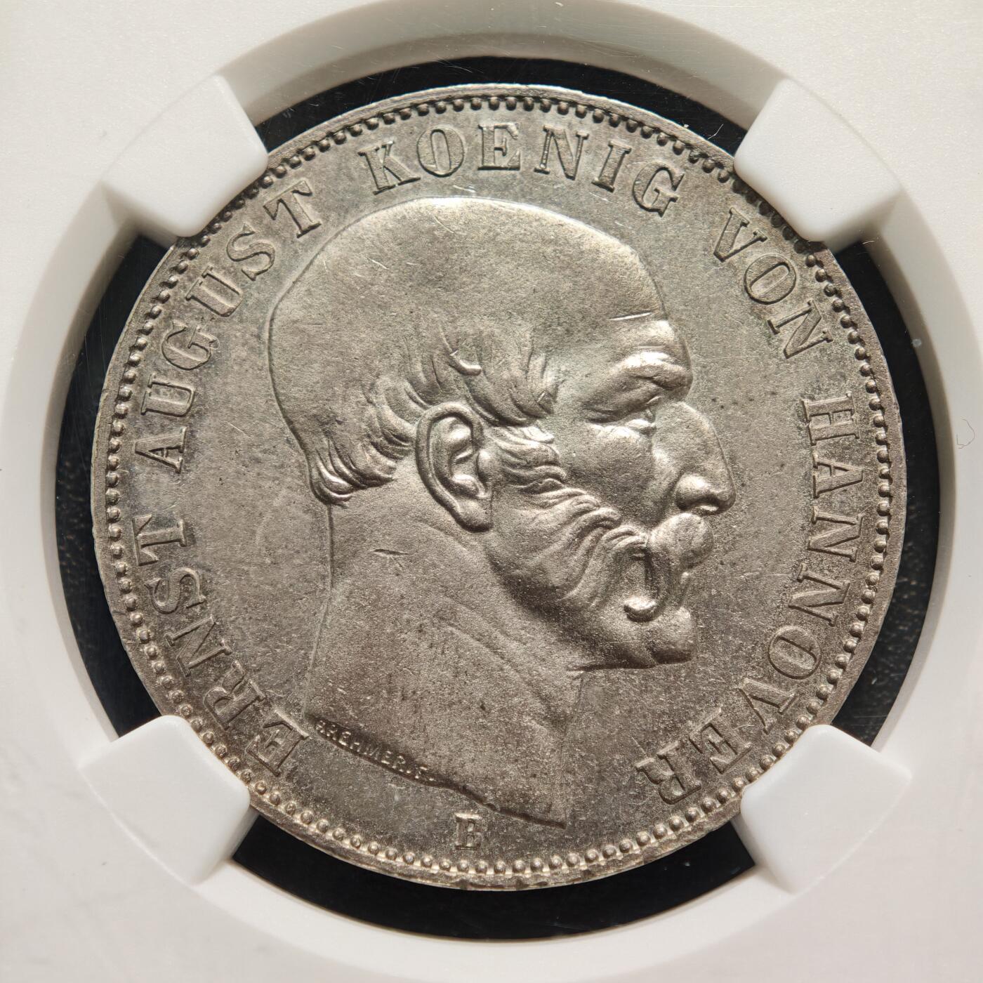 【德藏】世界币章拍卖第159期(元旦专场拍卖) 1849年 德国汉诺威恩斯特·奥古斯特泰勒银币 NGC MS61 淡包浆 状态十足 背面汉诺威王国的纹章（带有皇冠的盾徽），盾徽融合了汉诺威、大不列颠等多地的徽章元素，体现了汉诺威与英国的王室亲缘关系（恩斯特·奥古斯特是英国乔治三世的儿子）