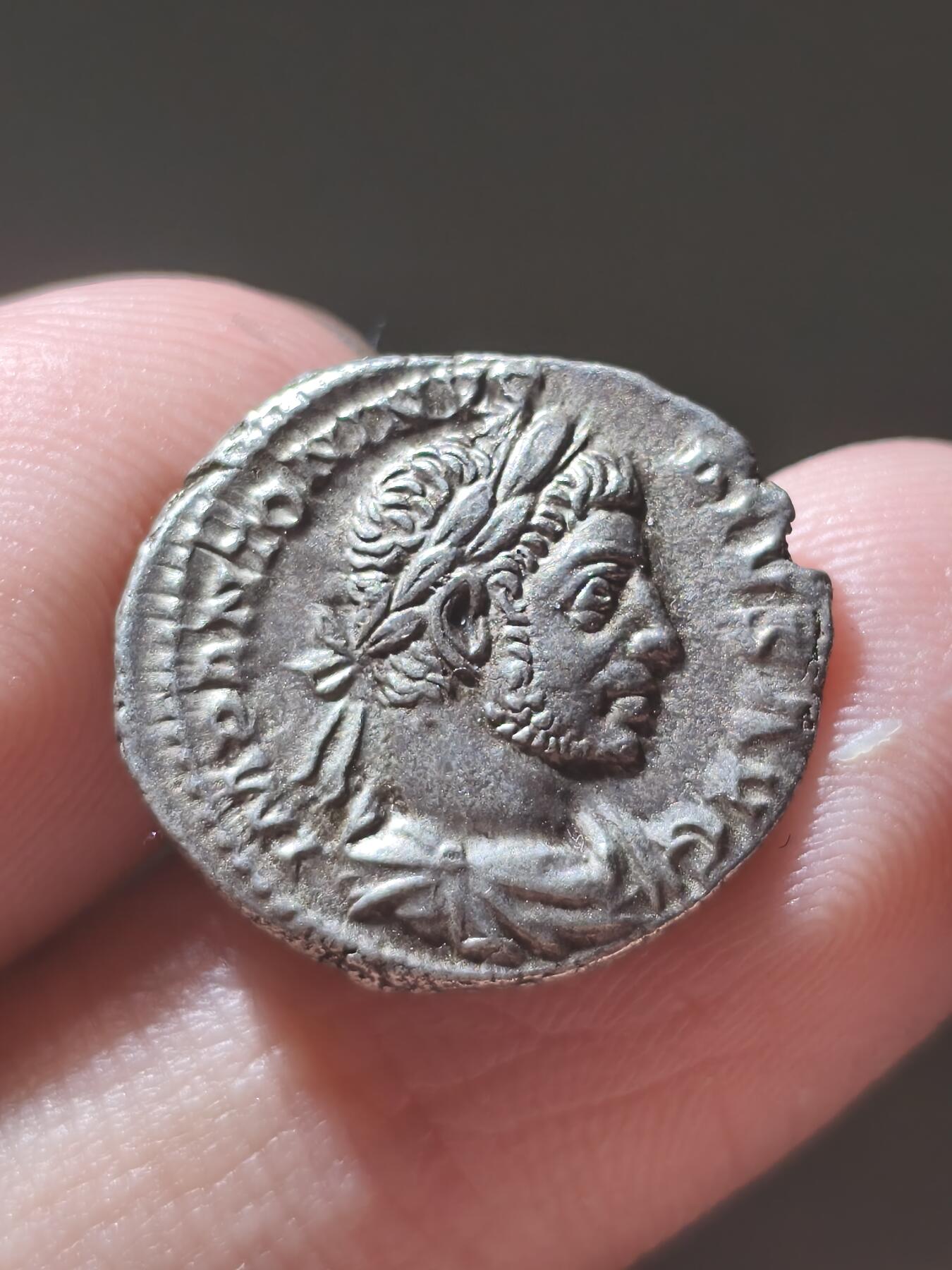 星盘世界钱币2026一月十日新年古典精品大拍 精彩纷呈 精品！古罗马 埃拉加巴路斯第纳尔银币 ，非常漂亮的品种，而且这一枚正面深的啊，胡须齐全，铭文，较为清晰，背面连女神的脸都能看得非常清楚十分难得。对于这种三世纪时期的钱币来讲，这个已经极其少见了