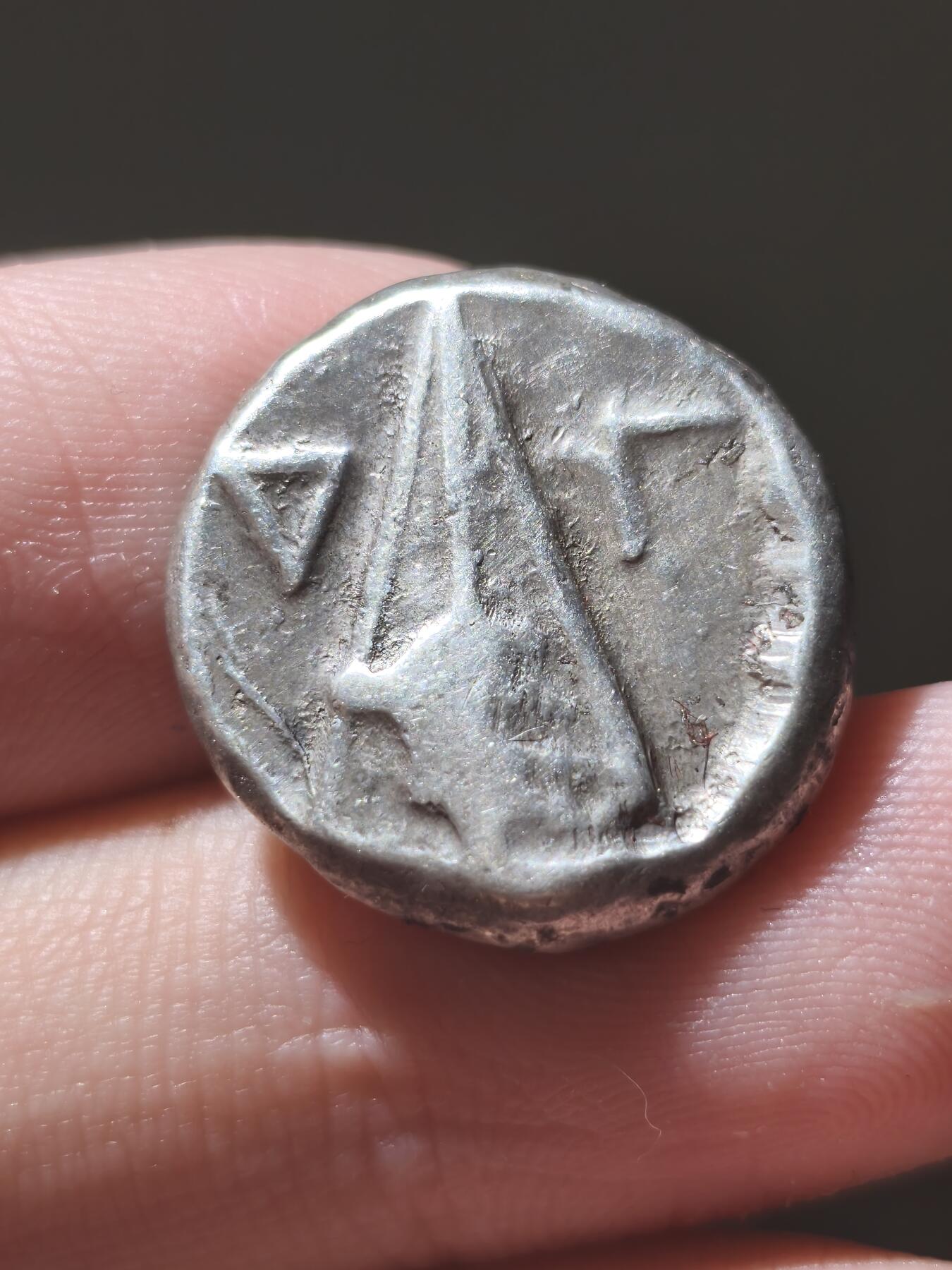 星盘世界钱币2026一月十日新年古典精品大拍 精彩纷呈 超级名誉品！古希腊-考诺斯城 张开双翼的女神斯塔特厚重大银11.67g 背面金字塔型圣石 浓厚的古埃及风格 前430-410年 该品种通常非常昂贵大几千几万都是常见情况