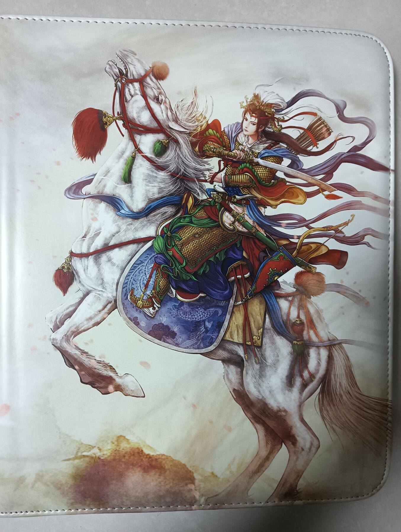 花开卡拍第53期（12月28号周日截拍，品控勿拍!!!拍品不寄存，运费5元，自制卡难免瑕疵，可能存在轻微撞角爆边等出厂瑕疵，品控介意勿拍！） 【新疆卡友勿拍】燎原水浒卡册，扈三娘封面，九宫拉链卡册，侧面有标签纸残留，背面皮面有很明显的压痕，使用无碍，介意勿拍