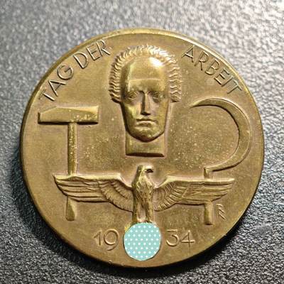 【德藏】世界币章拍卖第159期(元旦专场拍卖) - 1934年 德国民族社会主义工人党工作日铜胸章 直径约：36.1mm；重约：9.4g (原图请联系客服)