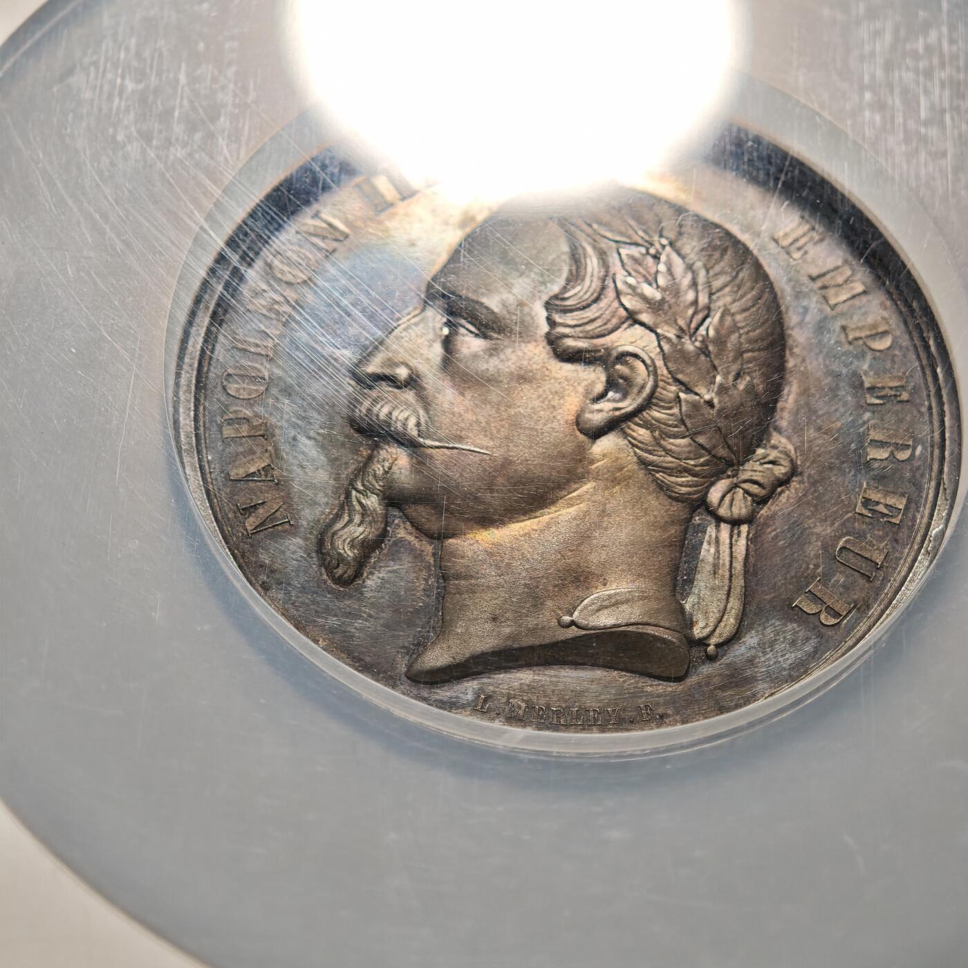 【德藏】世界币章拍卖第159期(元旦专场拍卖) 1868年 法国拿破仑三世学院纪念大银章，直径57毫米，NGC MS62 正面是法国拿破仑三世头像，背面是授奖铭文。五彩包浆，品相完好，保存完整，少见品种