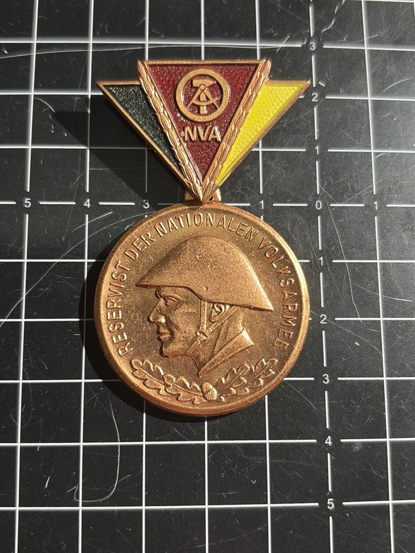 古冰库章牌勋赏收藏0起拍卖 东德人民军铜级军官奖章