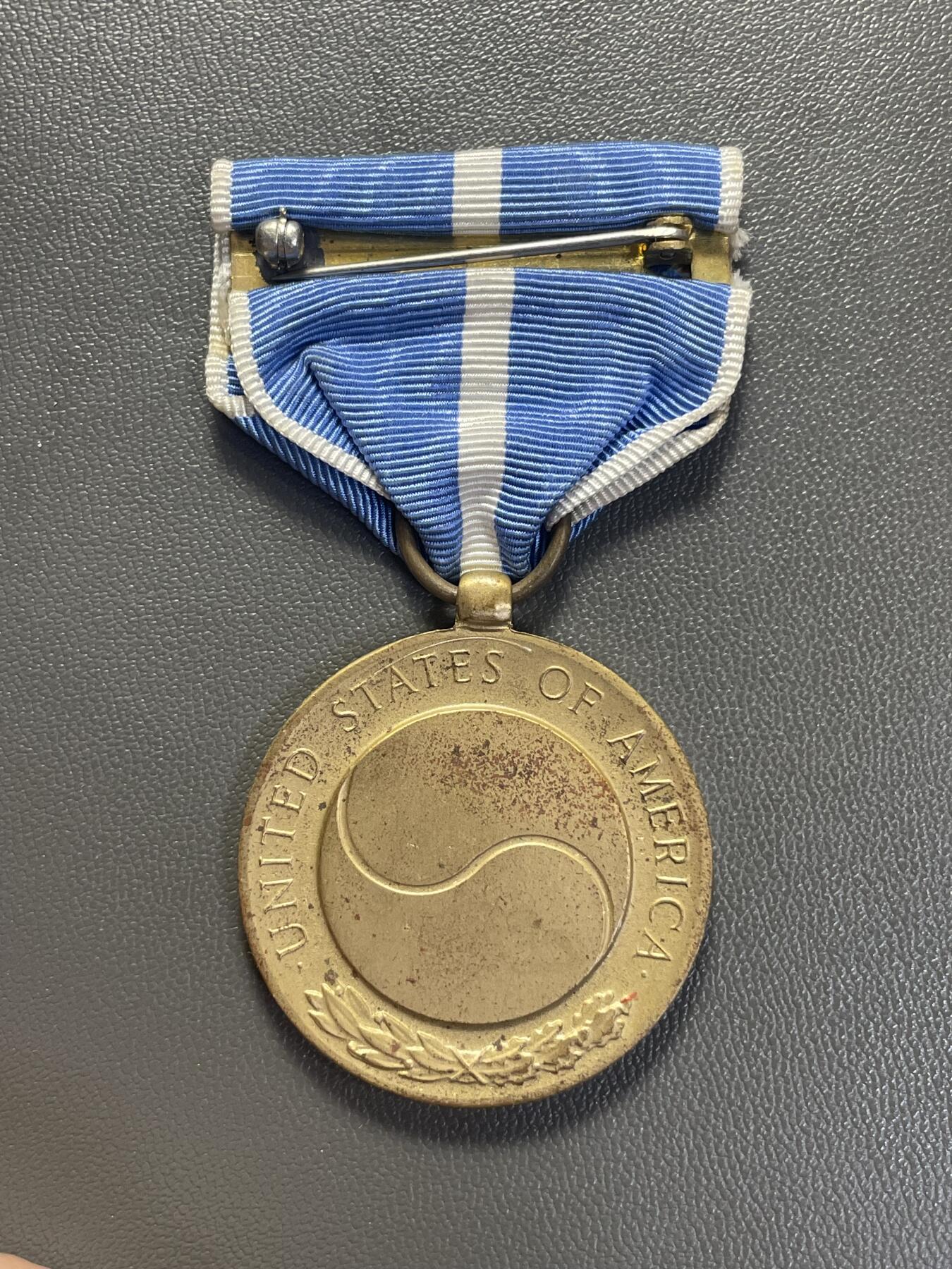 回流1228 美国朝鲜服役奖章（Korean Service Medal，KSM），是美国军方为表彰朝鲜战争期间服役人员设立的跨军种通用军事奖章