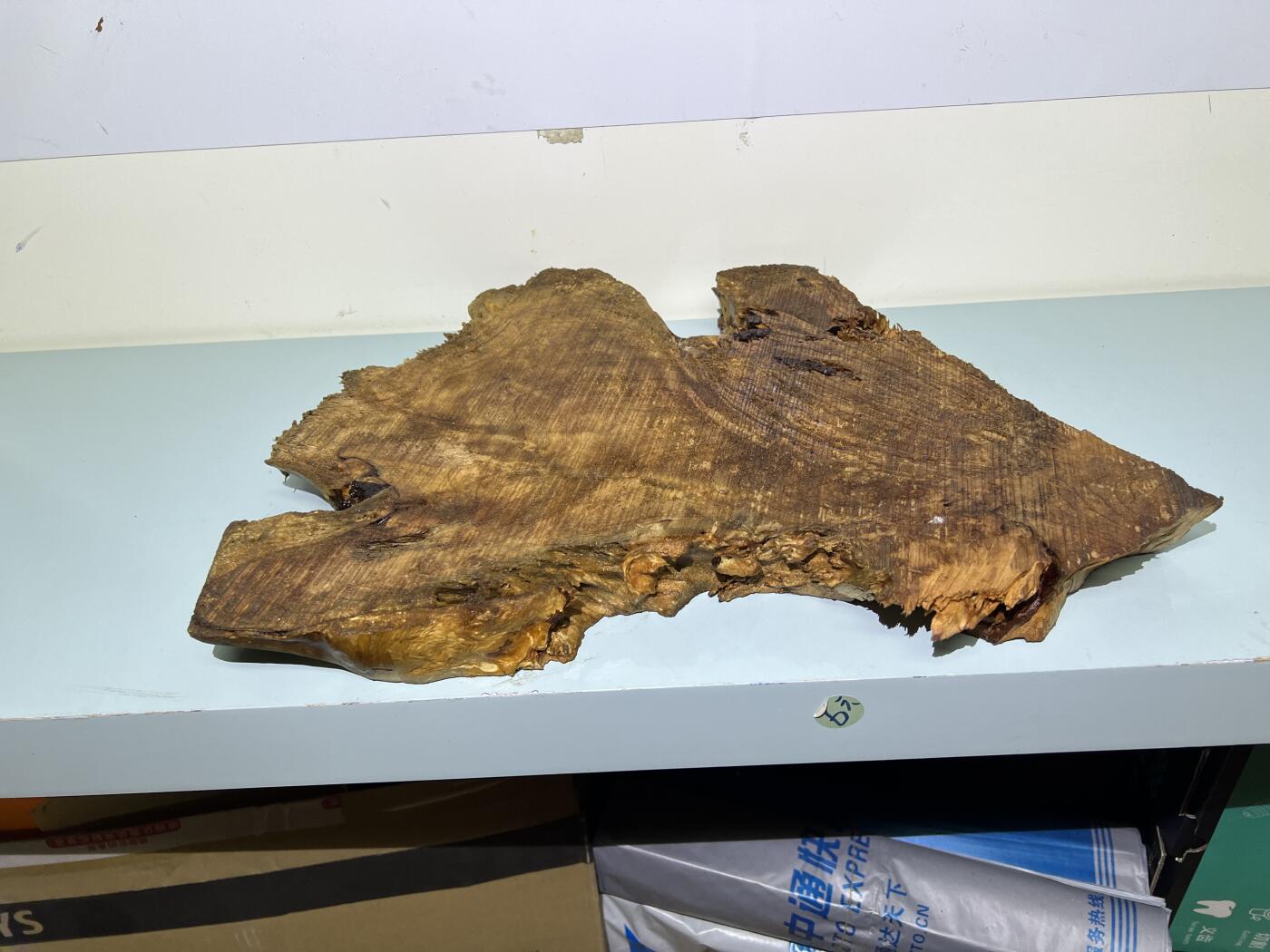 零元拍：香杉木老根榴干泡茶盘 毛坯，未打磨抛光，尺寸约：420/300/厚35MM，满花，药香满鼻，因为没有上漆，干燥天气可能会产生裂纹，属于正常现象