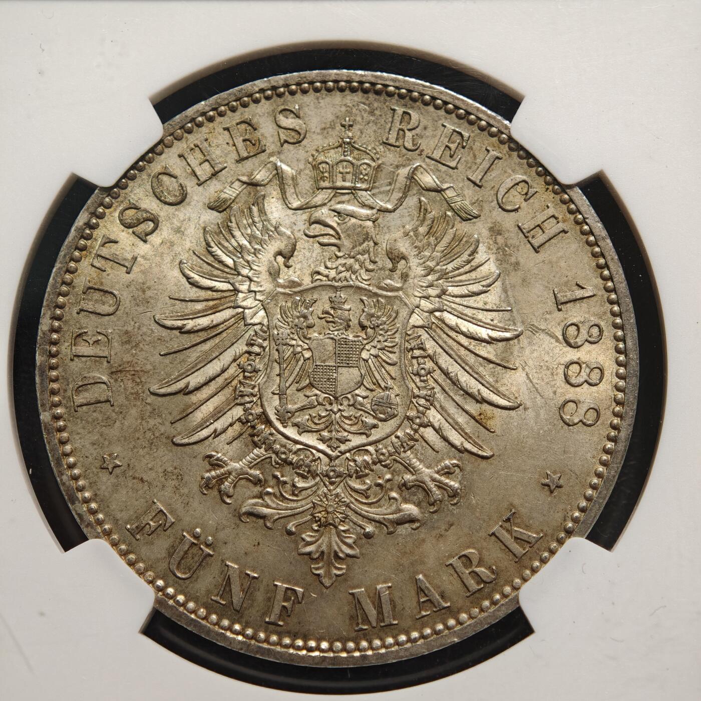 【德藏】世界币章拍卖第159期(元旦专场拍卖) 1888年 德国普鲁士弗里德里希三世短翅5马克银币 NGC MS64 黄油包浆 状态极佳 因弗里德里希三世仅在位99天（1888年3月9日-6月15日）该银币也被称作“百日皇帝”银币，是德意志第二帝国珍稀的币种之一