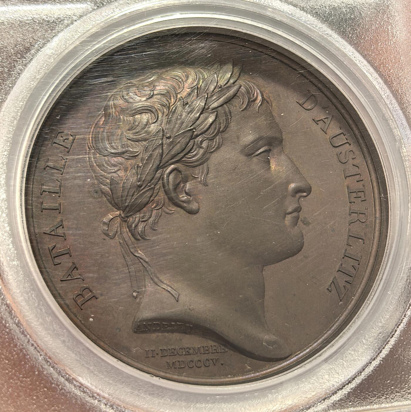 博洋堂世界钱币拍卖第154期（全场包邮） PCGS SP64 法国1805年拿破仑奥斯特里茨三皇会战原铸铜章 巴黎造币厂完美巧克力包浆 稀少珍贵品种 正面是反法同盟一方：左侧俄国沙皇亚历山大一世，右侧奥地利神罗皇帝弗朗茨二世，背面是独享一面的主角——大破俄奥联军的法兰西大皇帝拿破仑，1805年拿破仑天才的指挥在奥斯特里茨大胜，打散了第三次反法同盟，弗朗茨二世被迫取消了自己神罗皇帝封号，拿皇真正成为欧洲的霸主，开启了自己的极盛时期 此种纯人