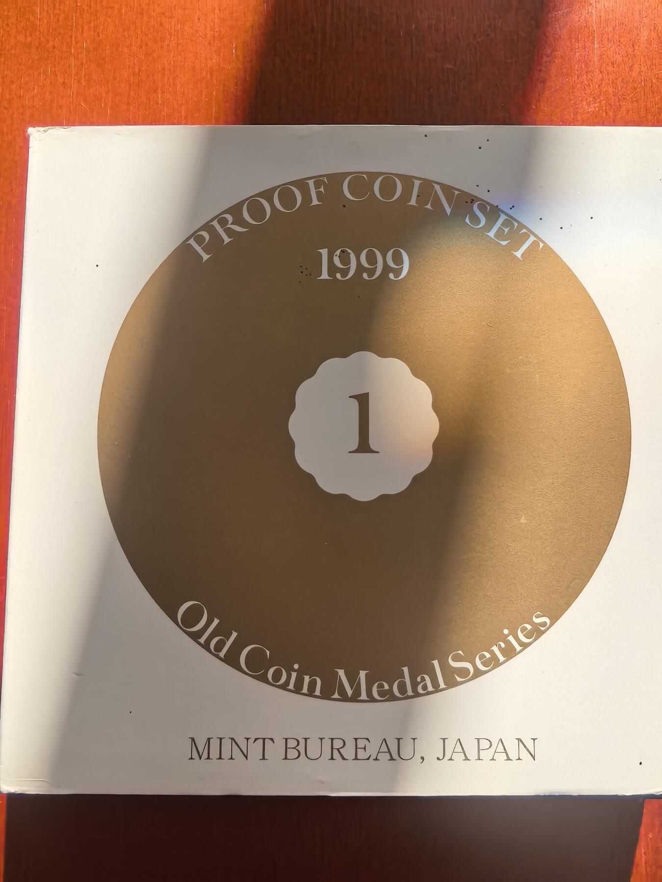 长老汇蛇年精选第八十八场拍卖  1999日本老钱币系列之一6枚精制币套装小方盒，含银质梅花形银章1枚，单面镀金