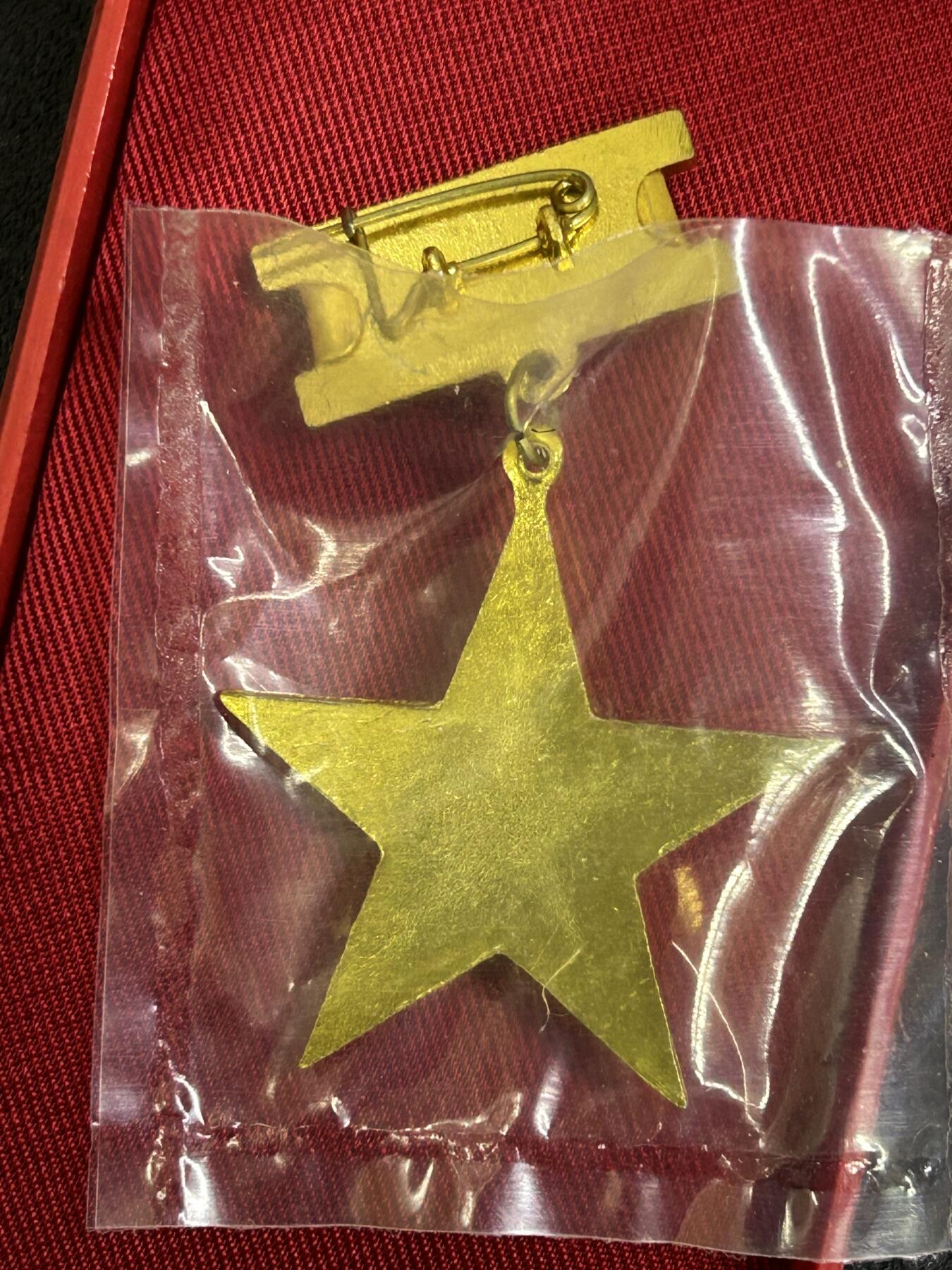 西秦中古拍卖第七十一期 越南英雄母亲勋章 母亲金星章 第一版带原盒 1994年9月10日设立，英雄越南母亲是越南国家授予或追授的荣誉称号，表彰那些为民族解放事业、保卫祖国和履行国际义务做出贡献和牺牲的越南妇女。因为她们的丈夫或者孩子都是战争伤残人员和烈士。