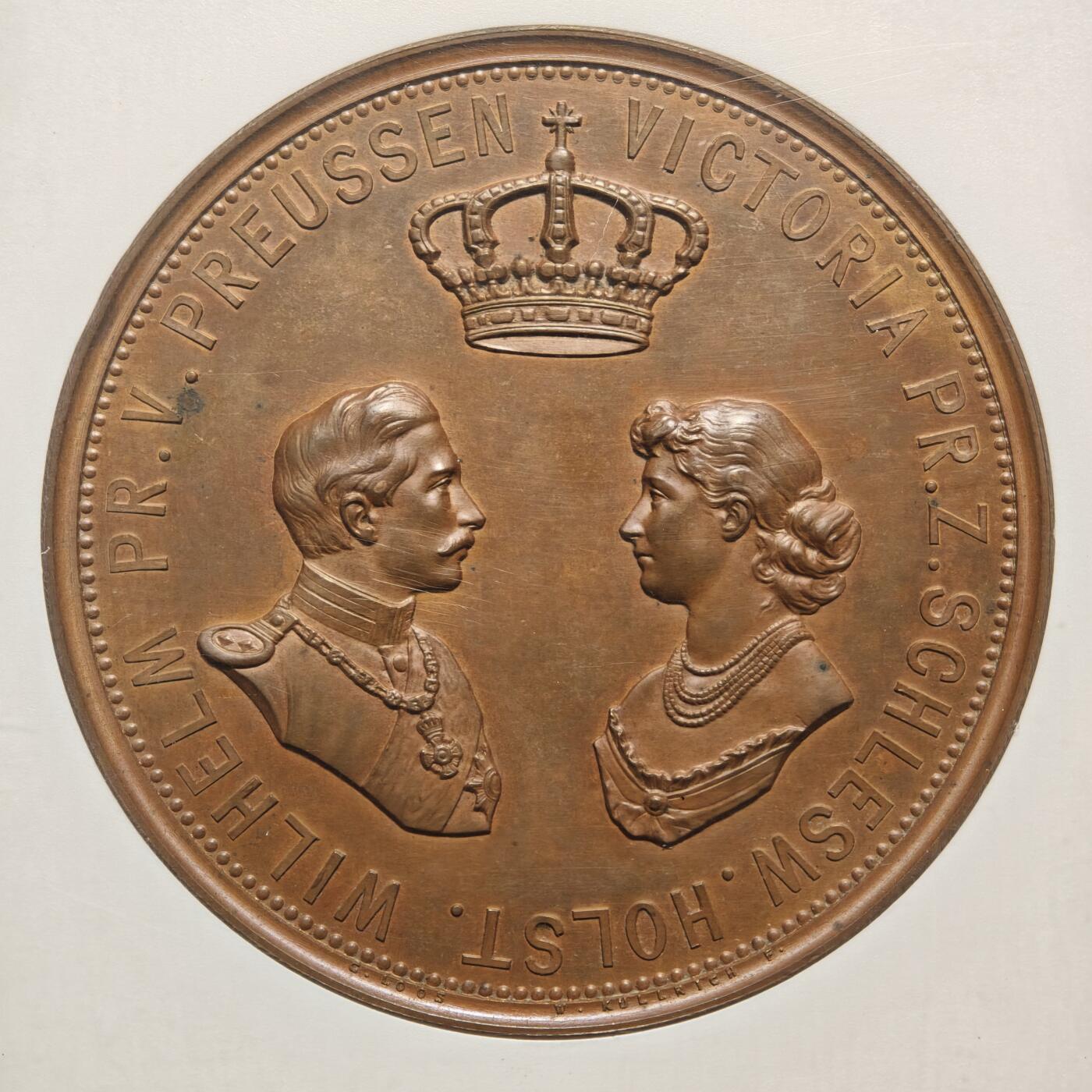 【德藏】世界币章拍卖第159期(元旦专场拍卖) 1881年 德国普鲁士威廉二世与维多利亚公主结婚纪念大铜章，直径53.5毫米，NGC MS63BN 少见长方形评级大盒。正面是新婚夫妇被儿童围绕着，背面是皇冠下的两人相互对视的半身肖像。古典风格，十分精美，品相完好，少见品种。NGC评级老盒子，有一定的纪念意义