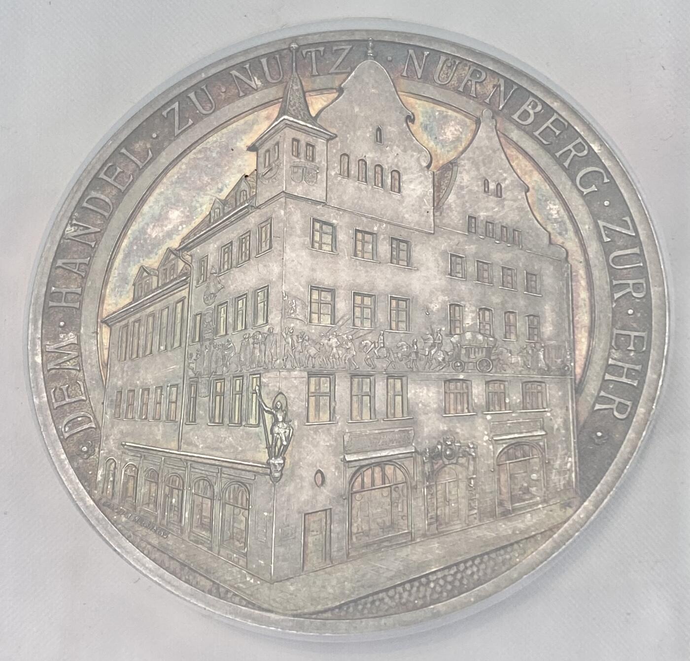 万国钱币拍卖第058期（万国新年大拍） NGC MS66 1910年德国纽伦堡商业委员会成立350周年纪念大银章 精工委员会景观浮雕3D质感 纽伦堡城市盾徽非常精细 极美紫罗兰彩包浆 顶级GEM品质 50.3MM 32.05G