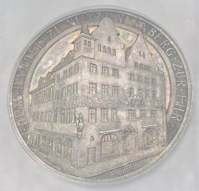 万国钱币拍卖第058期（万国新年大拍） NGC MS66 1910年德国纽伦堡商业委员会成立350周年纪念大银章 精工委员会景观浮雕3D质感 纽伦堡城市盾徽非常精细 极美紫罗兰彩包浆 顶级GEM品质 50.3MM 32.05G