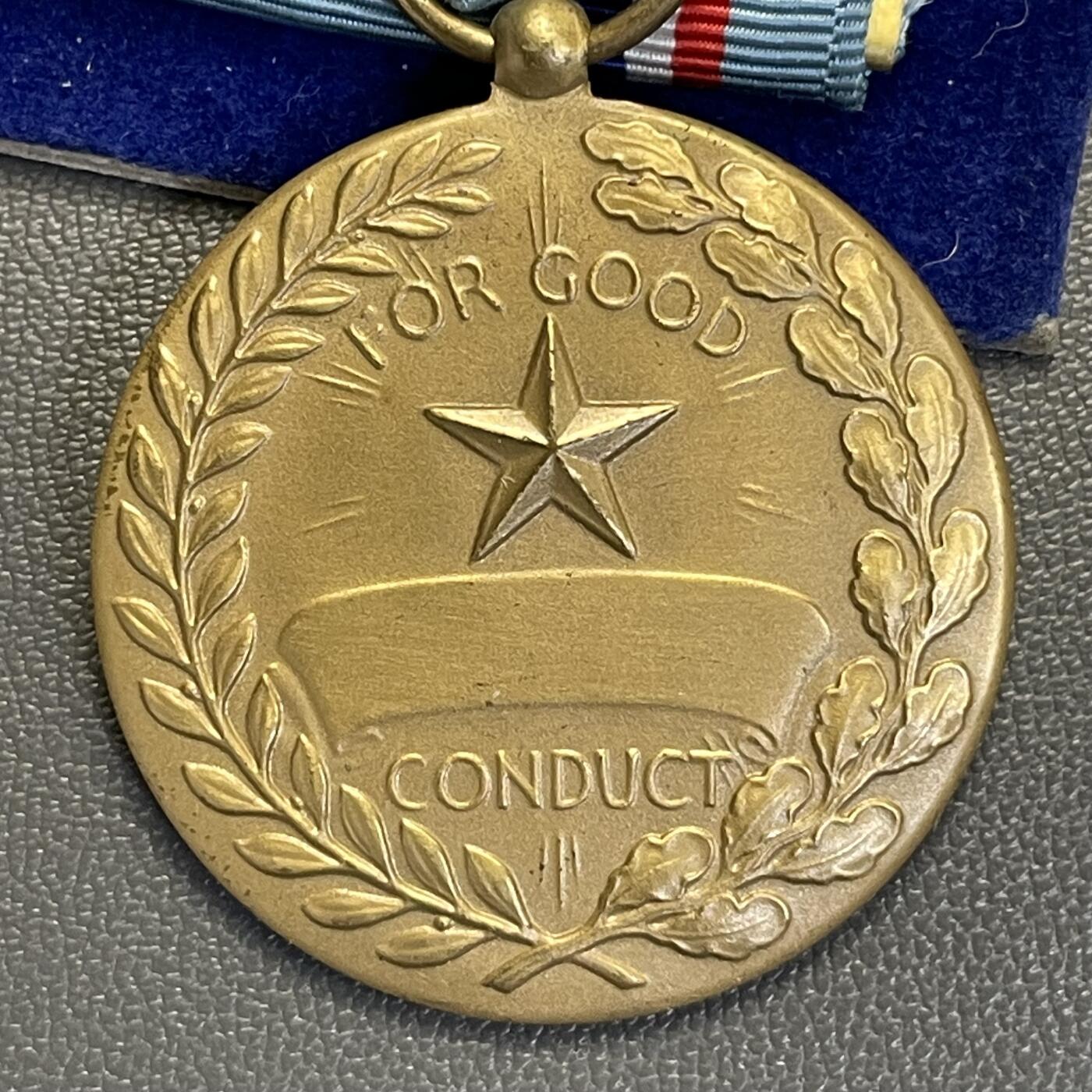 回流1228 美国空军良好行为奖章（Air Force Good Conduct Medal），是美国空军授予现役士兵的经典军事荣誉奖章 