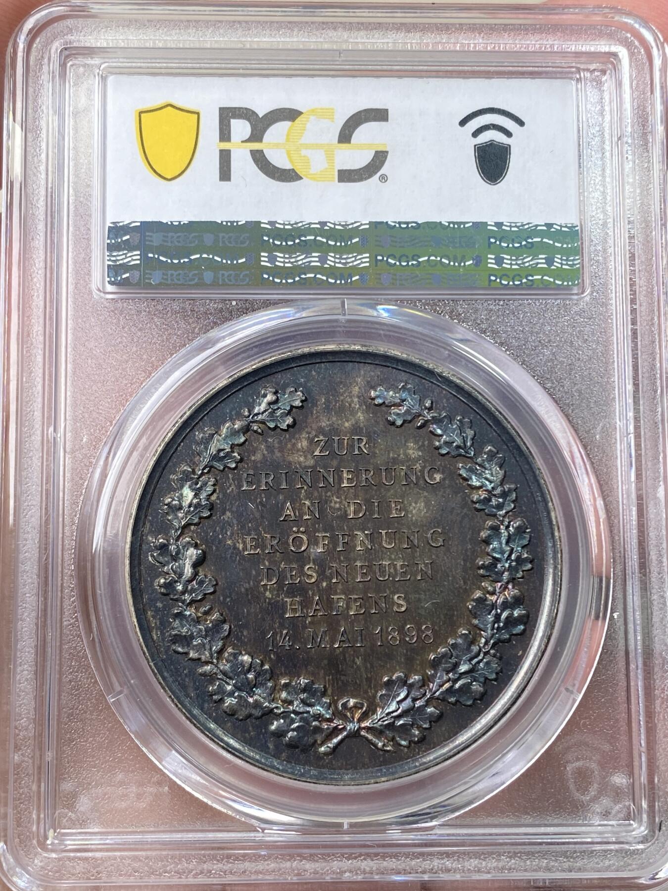 万国钱币拍卖第058期（万国新年大拍） PCGS SP66 1898年德国圣城科隆新港口开放典礼纪念大银章 欧洲紫罗兰渐变彩虹色包浆 科隆城市纹章在币章中出现不多 此枚将圣城狮鹫+雄狮盾徽完美具象化 非常难得和少见 镜面五彩高浮雕GEM典藏级 PC唯一冠军分 40MM 22G